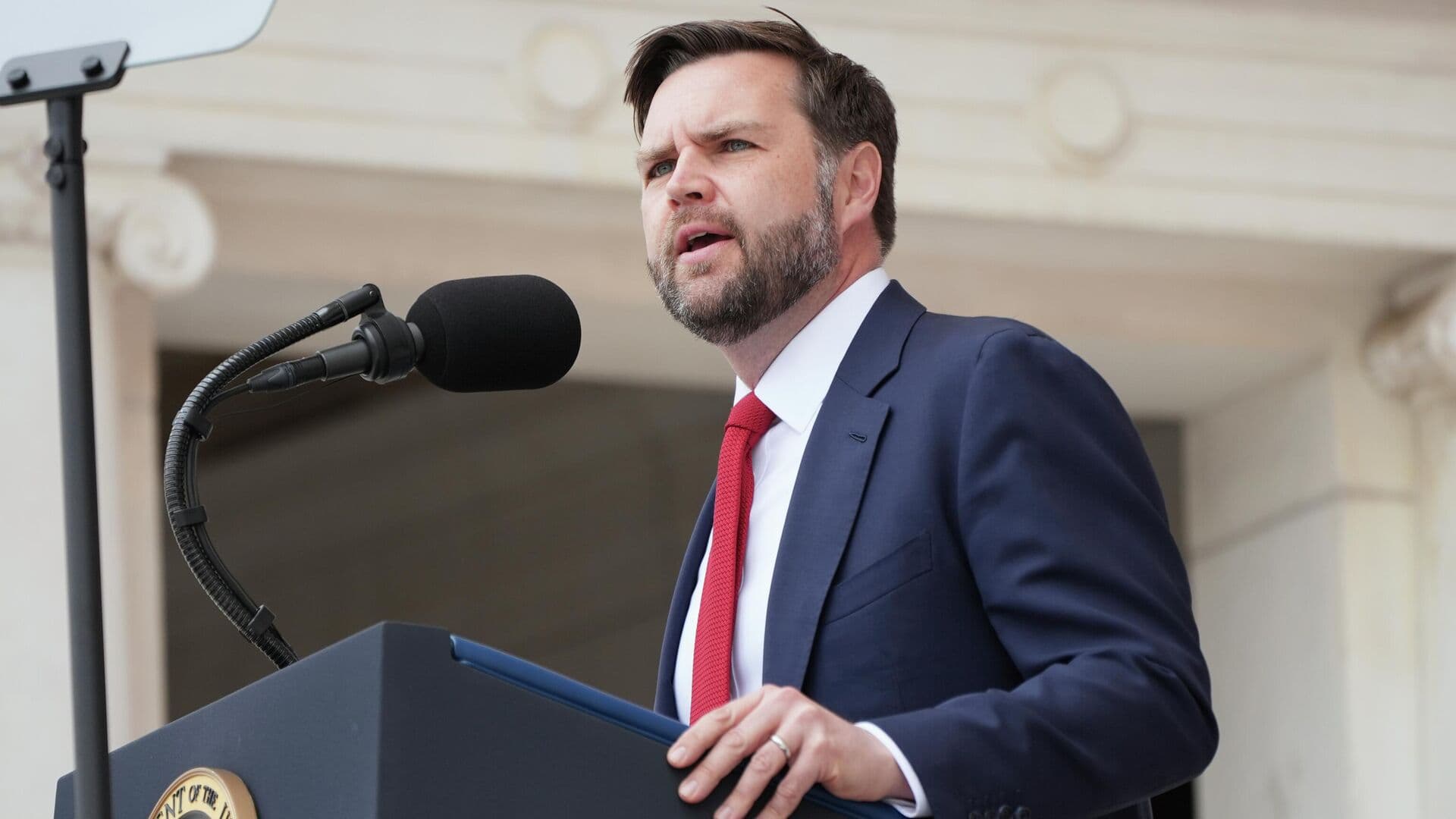 Вэнс выступил с угрозой в адрес Ирана по ядерной программе