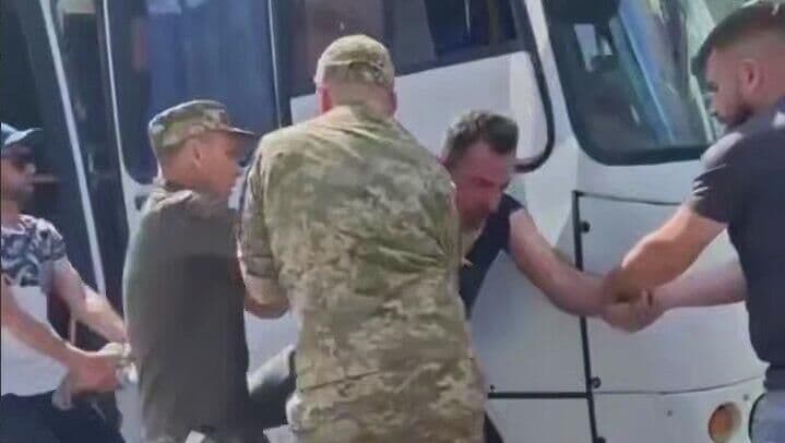 Пленный на Украине рассказал, как его заперли в спортзале заброшенной школы