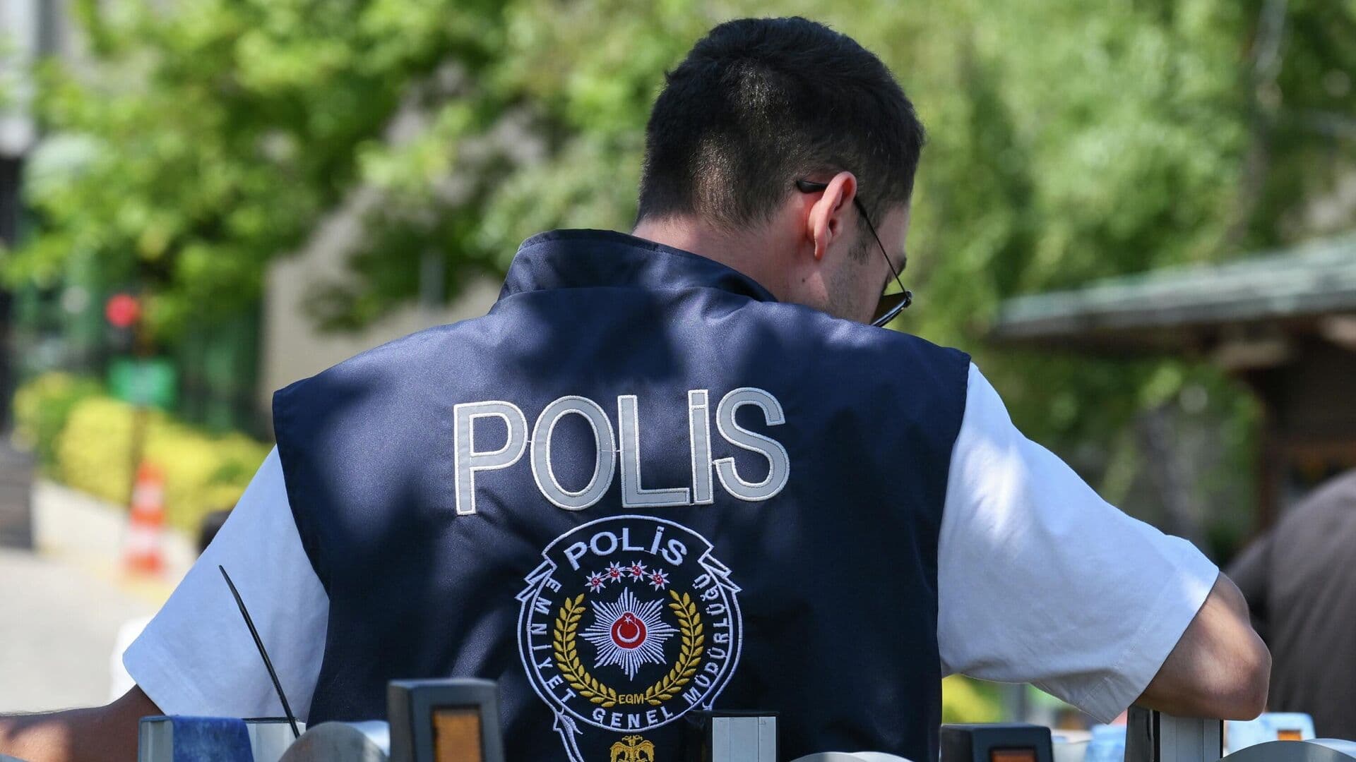 В школе на востоке Турции слышны звуки стрельбы