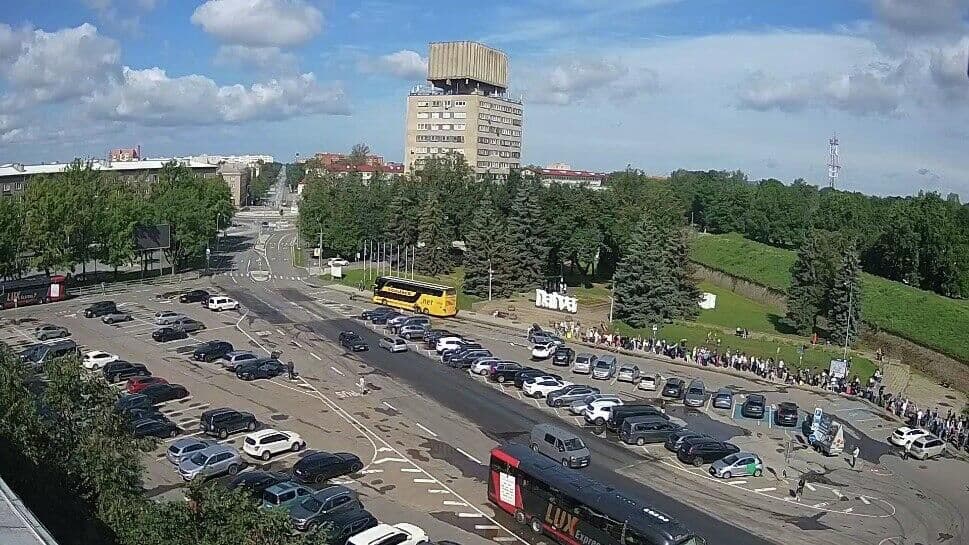 На границе России и Эстонии образовалась очередь