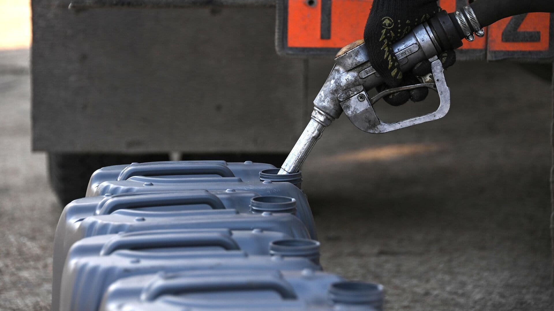 Песков: ситуация с Иране не должна влиять на стоимость топлива в России