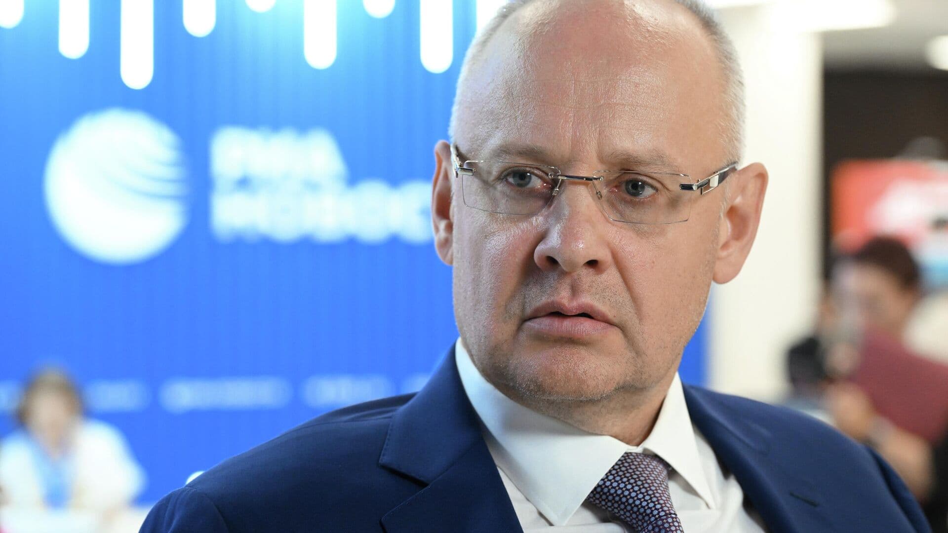 В мире идет полное разложение международного права, заявил Кобяков