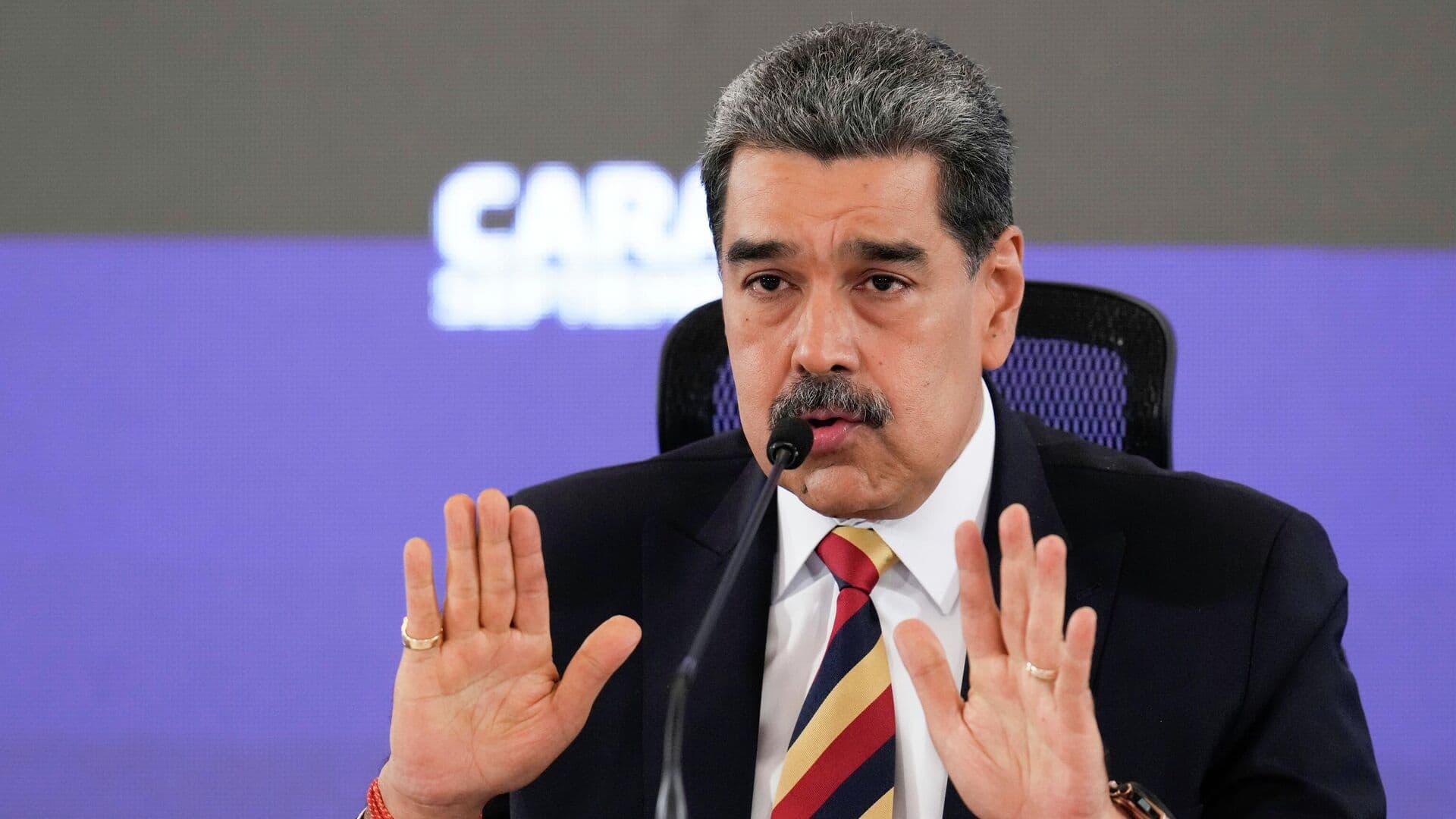 Рэпер из США похвастался автографом Мадуро, сидевшего с ним, пишут СМИ