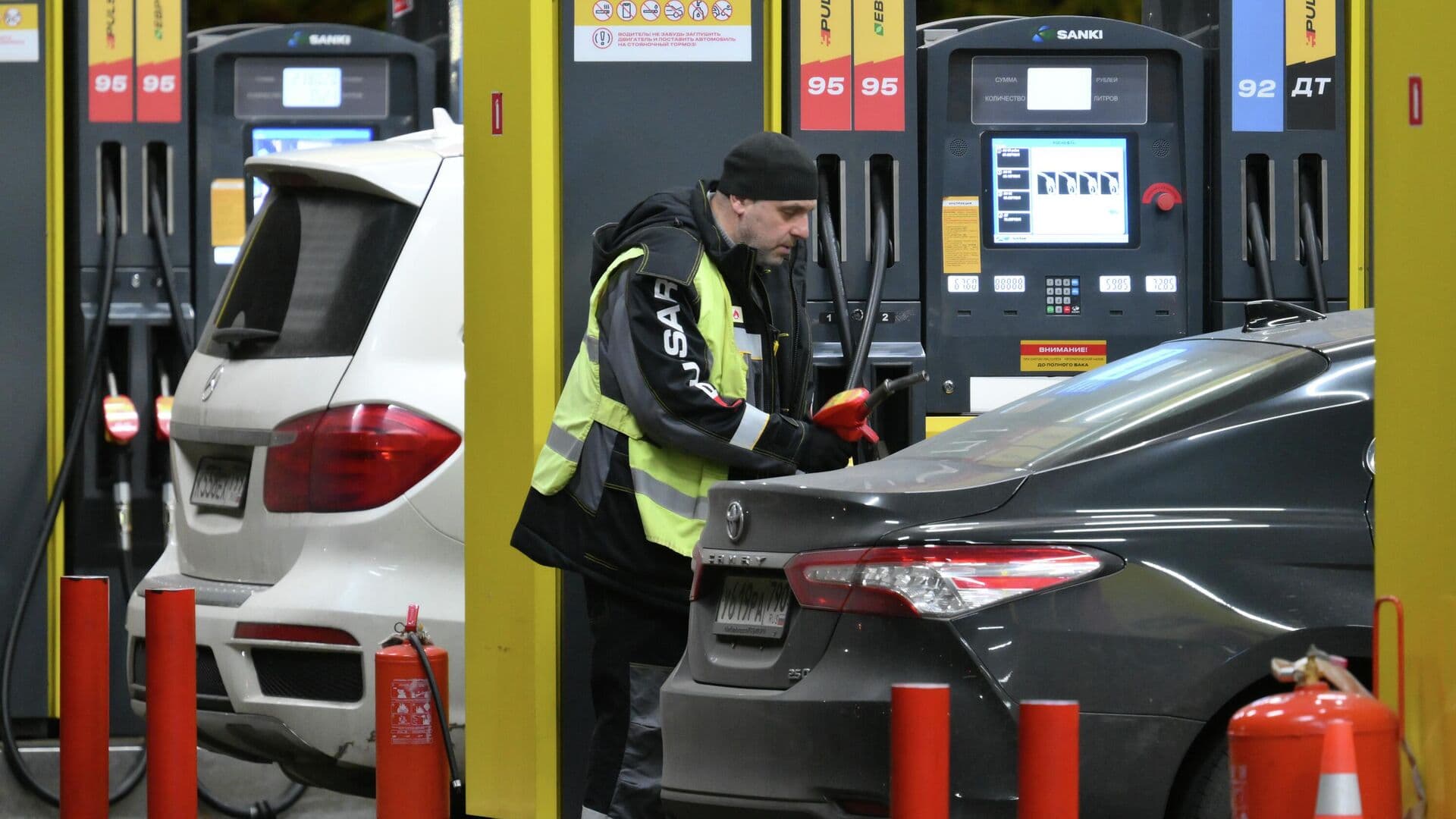 Росстат рассказал, на сколько выросла средняя цена бензина на АЗС в России