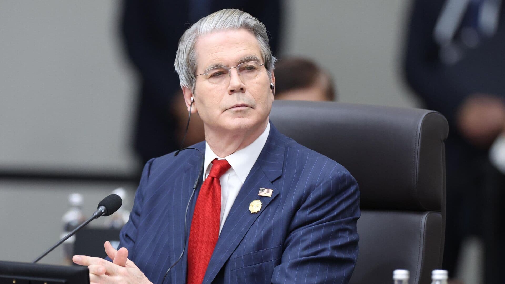 Бессент рассказал, когда США начнут конвоировать суда в Ормузском проливе