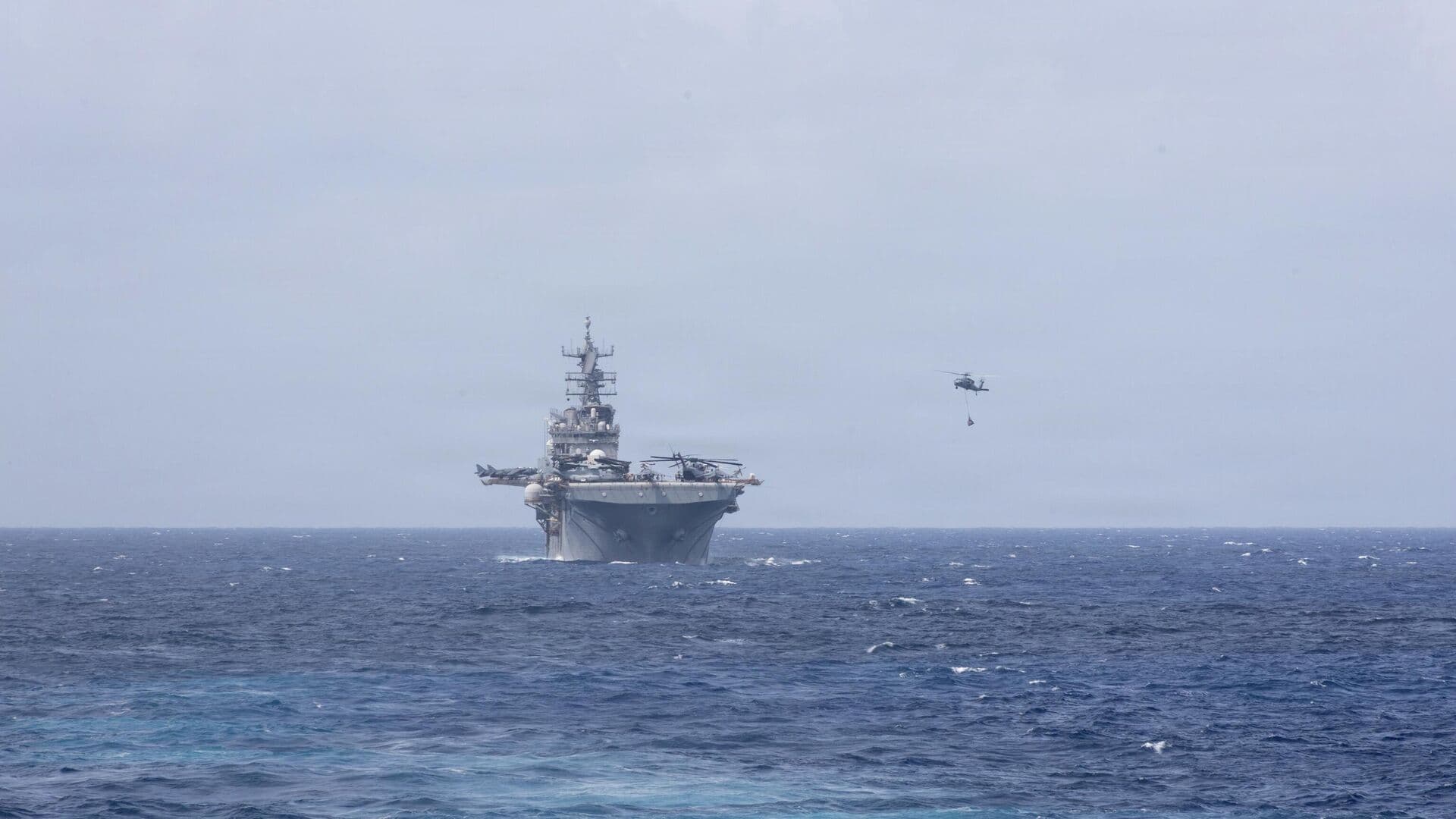 Эсминцы ВМС США чуть не были уничтожены при проходе через Ормуз, пишут СМИ