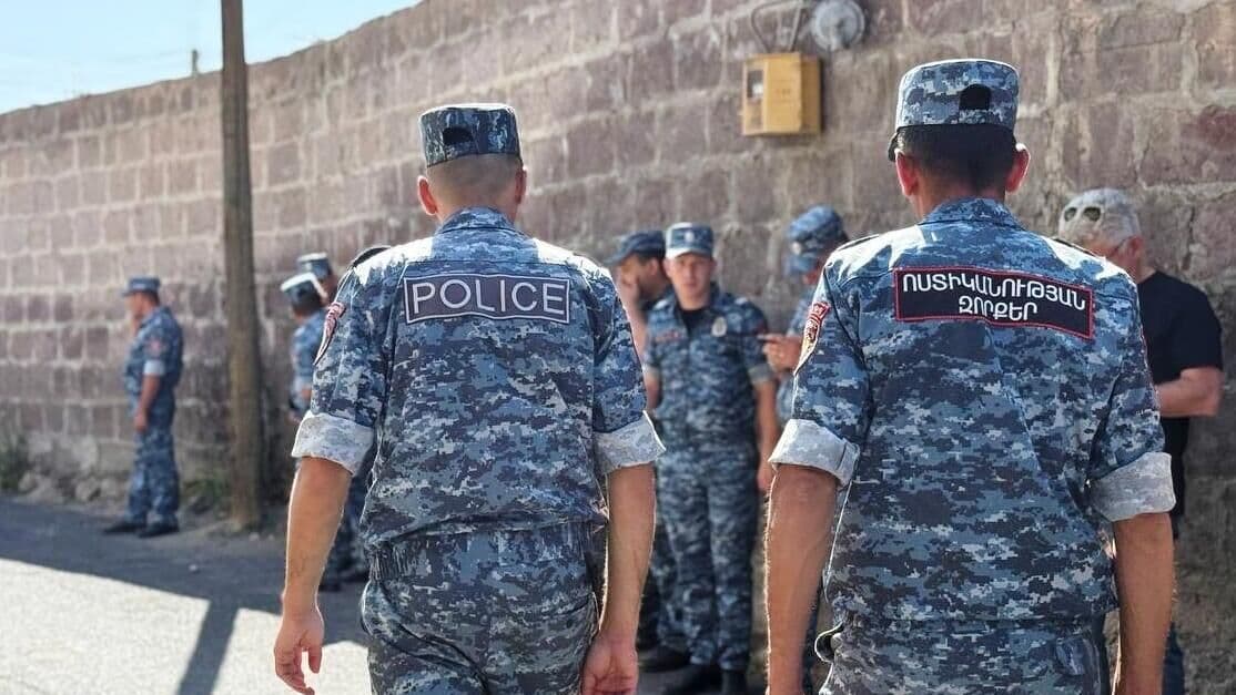 В Армении задержали двух человек после инцидента с Пашиняном в церкви