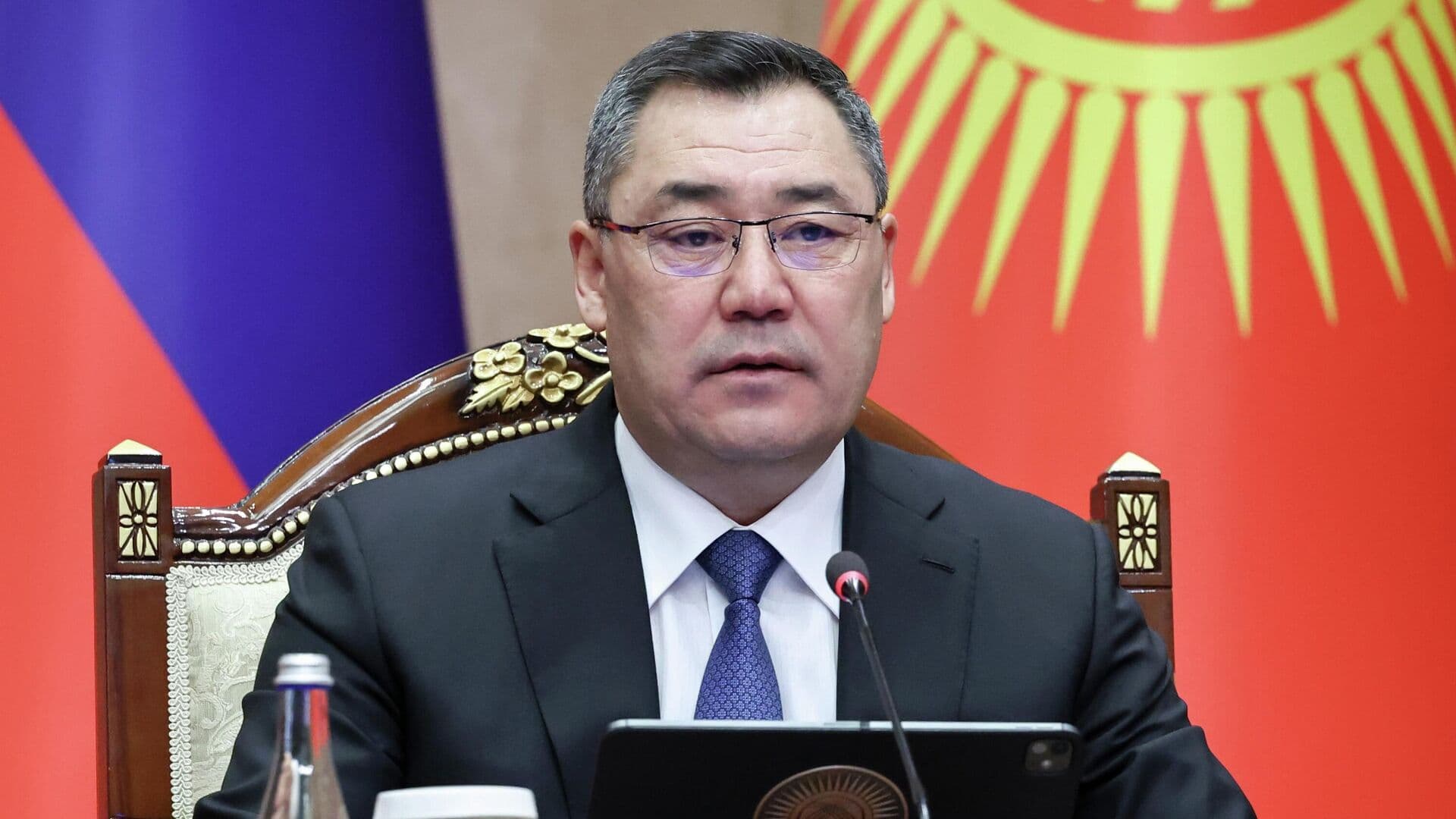 Президент Киргизии отправил в отставку вице-премьера и главу Минздрава