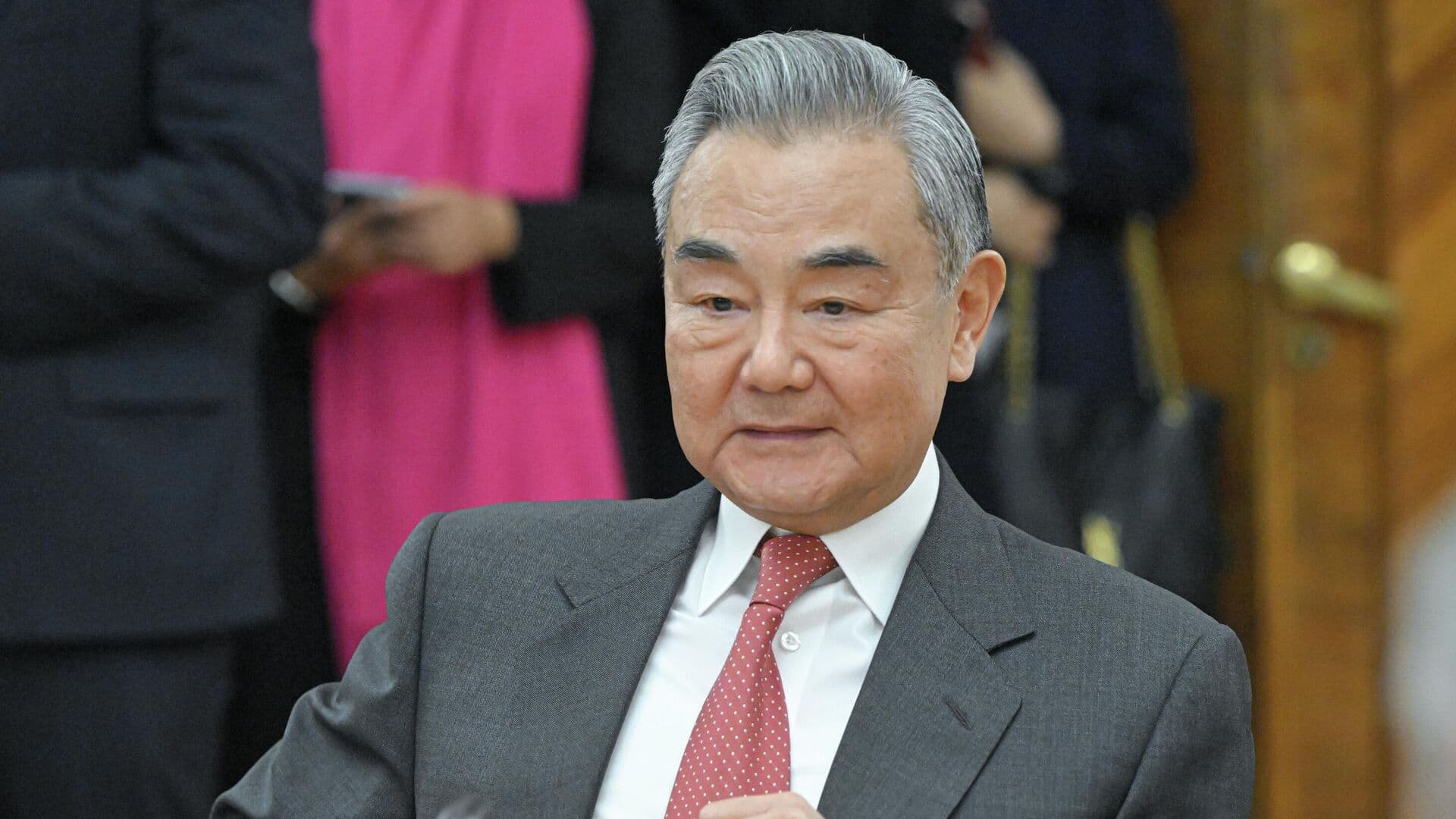 Прогресс в переговорах Ирана и США был прерван конфликтом, заявил Ван И