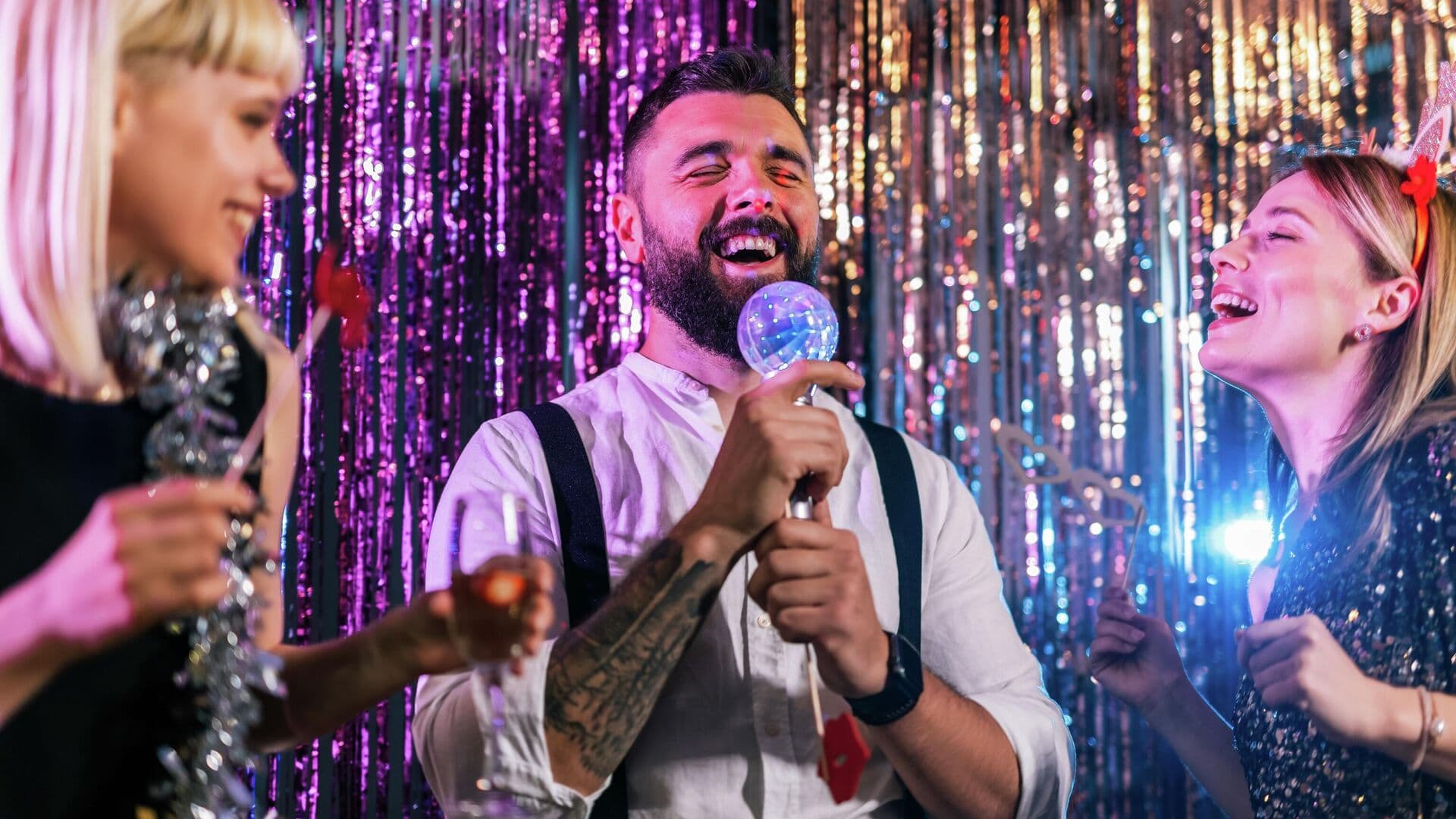 Опрос показал, какую песню россияне поют в караоке чаще всего