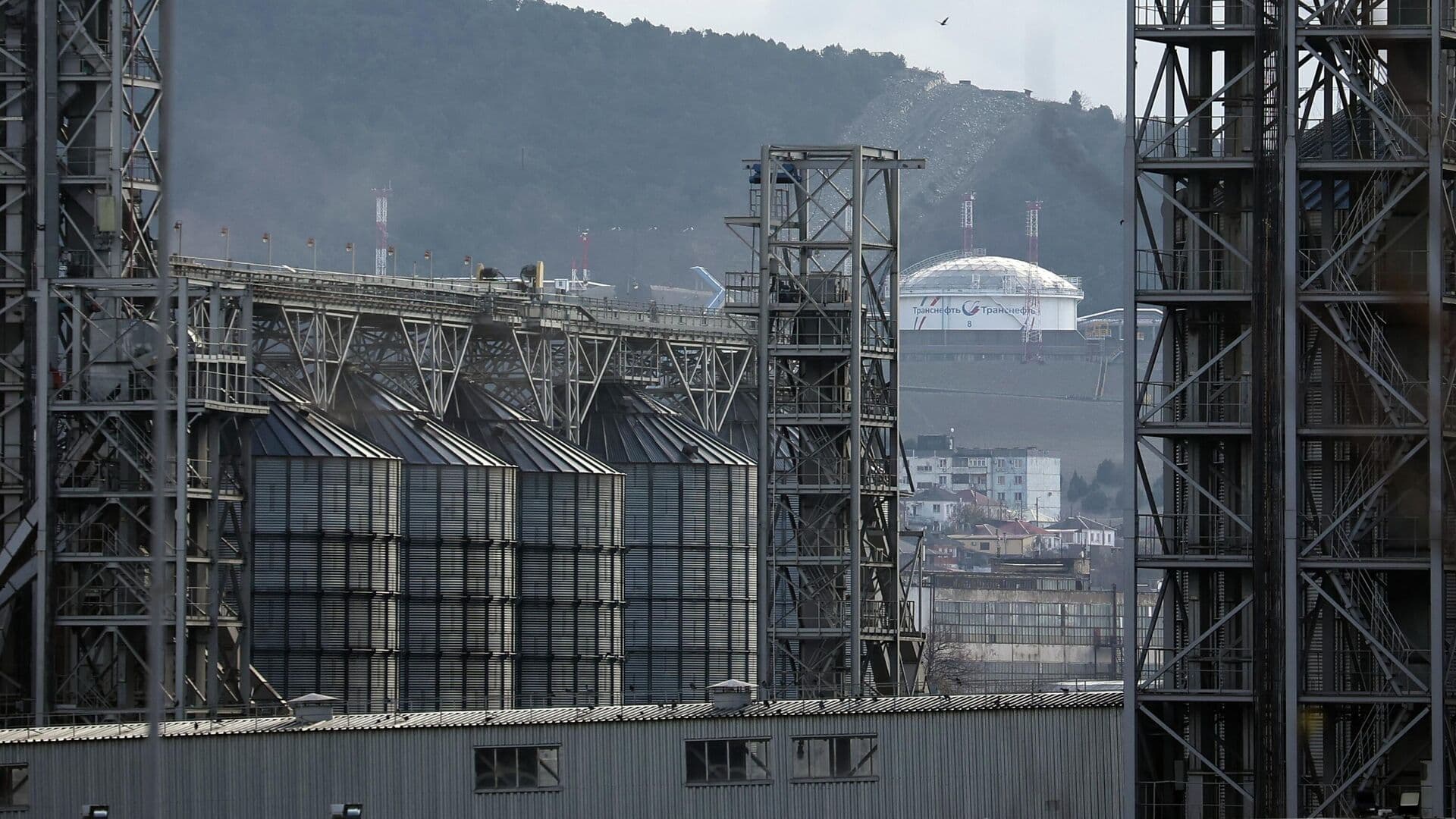 В Новороссийске из-за атаки Киева по КТК загорелись резервуары с нефтью