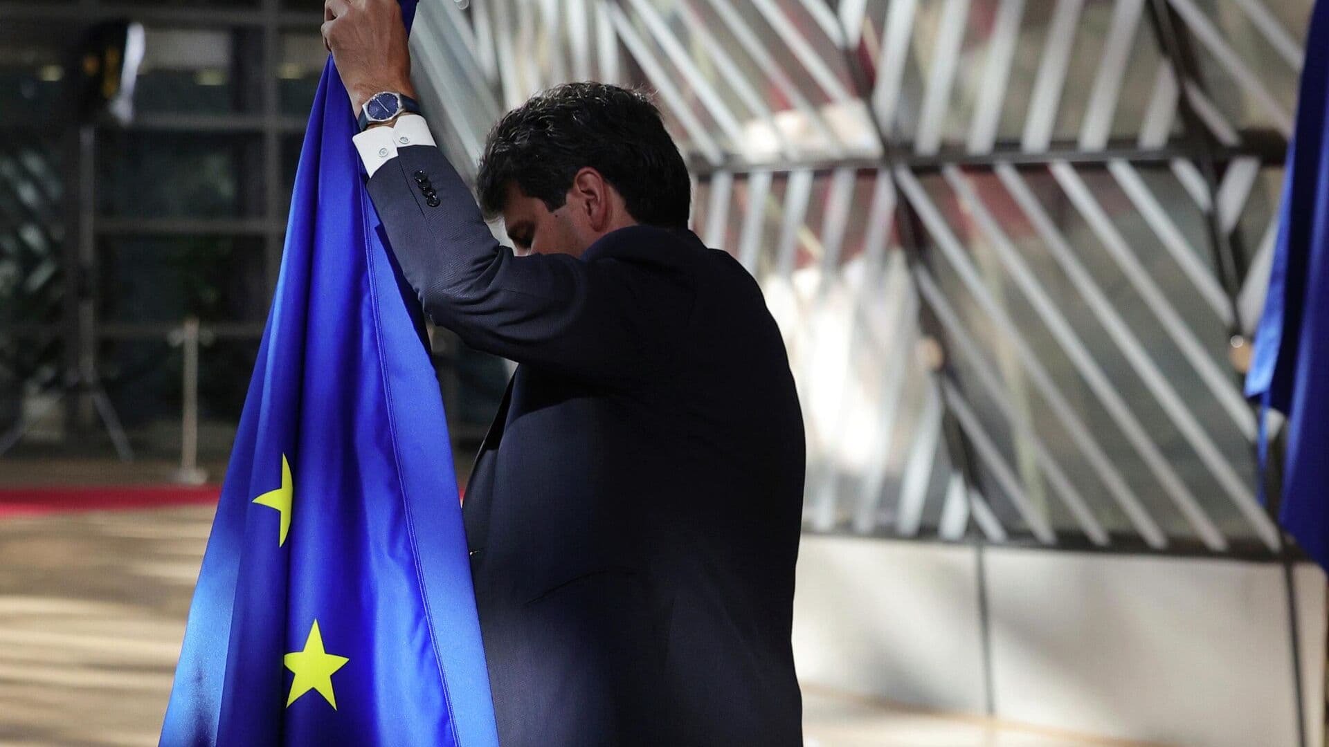 СМИ: глава МИД Венгрии не будет участвовать во встрече ЕС по кредиту Киеву