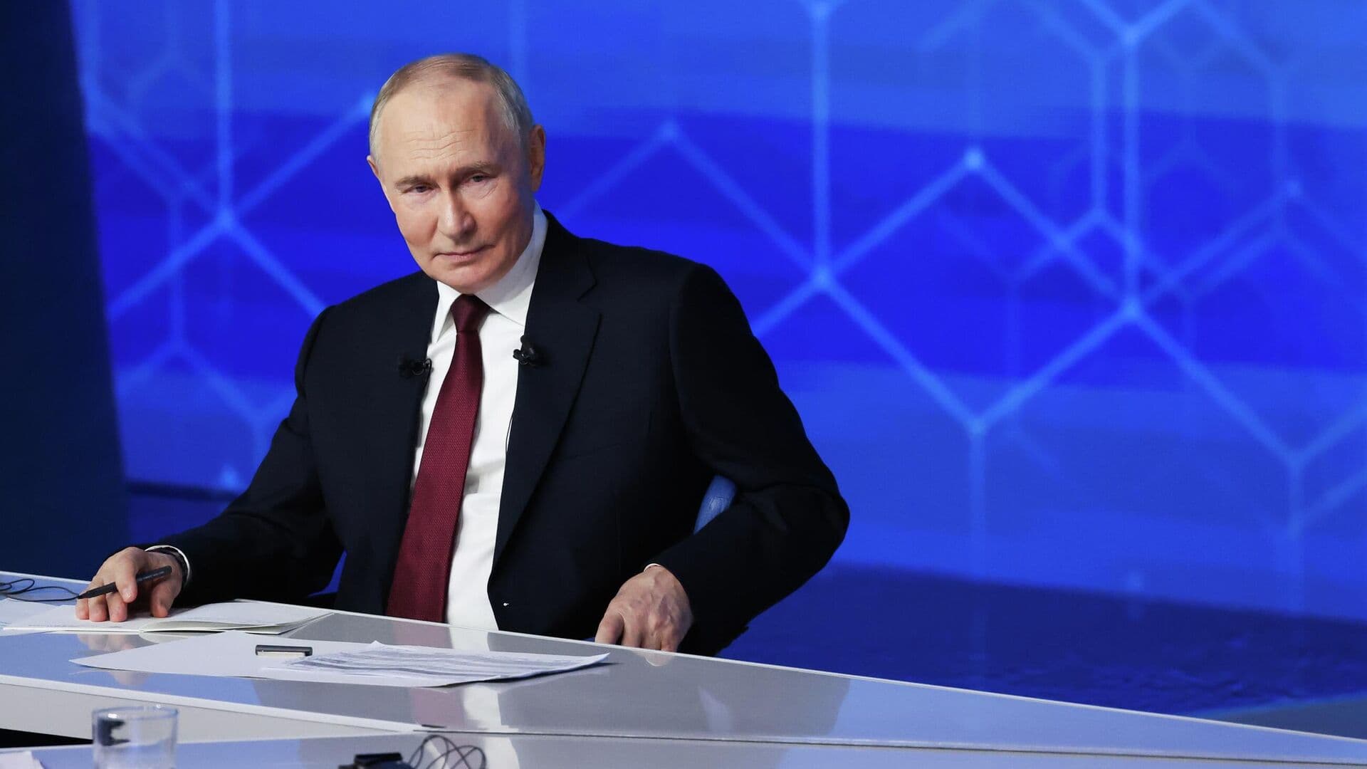 Путин призвал постоянно совершенствовать деловую сферу