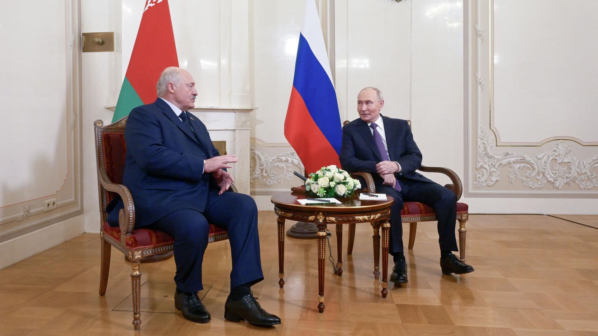 Путин и Лукашенко продолжают общаться тет-а-тет, сообщил "Пул Первого"