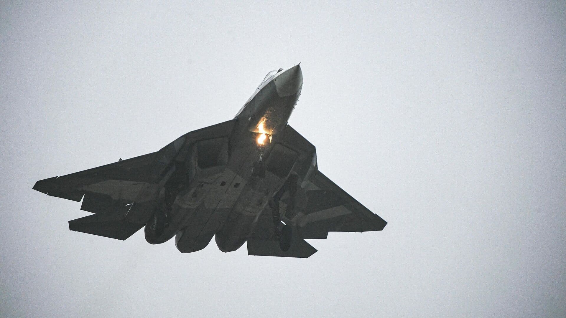 Прототип двухместного Су-57 совершил первый испытательный полет