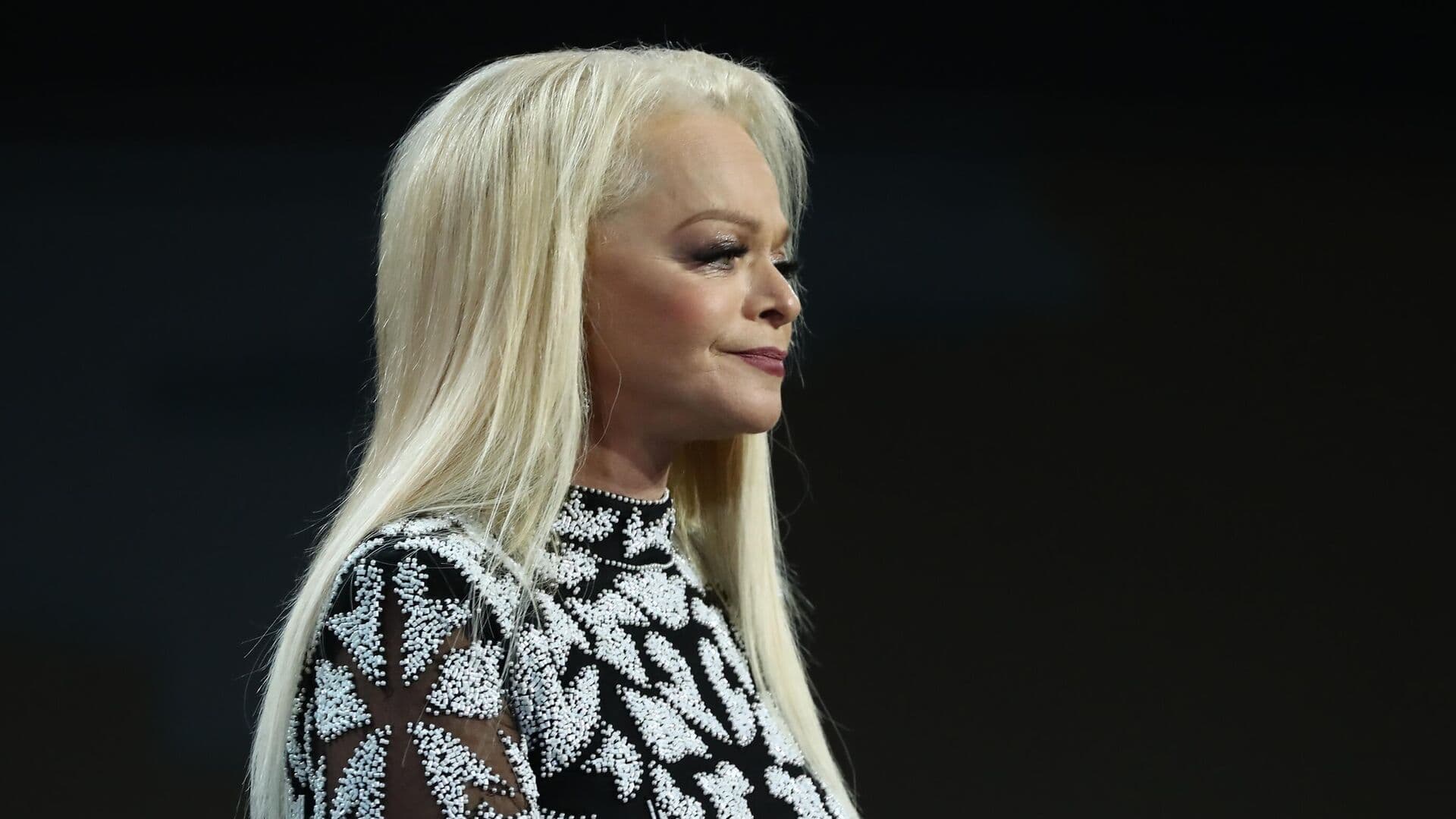 Представитель Долиной прокомментировал иск певицы к мошенникам