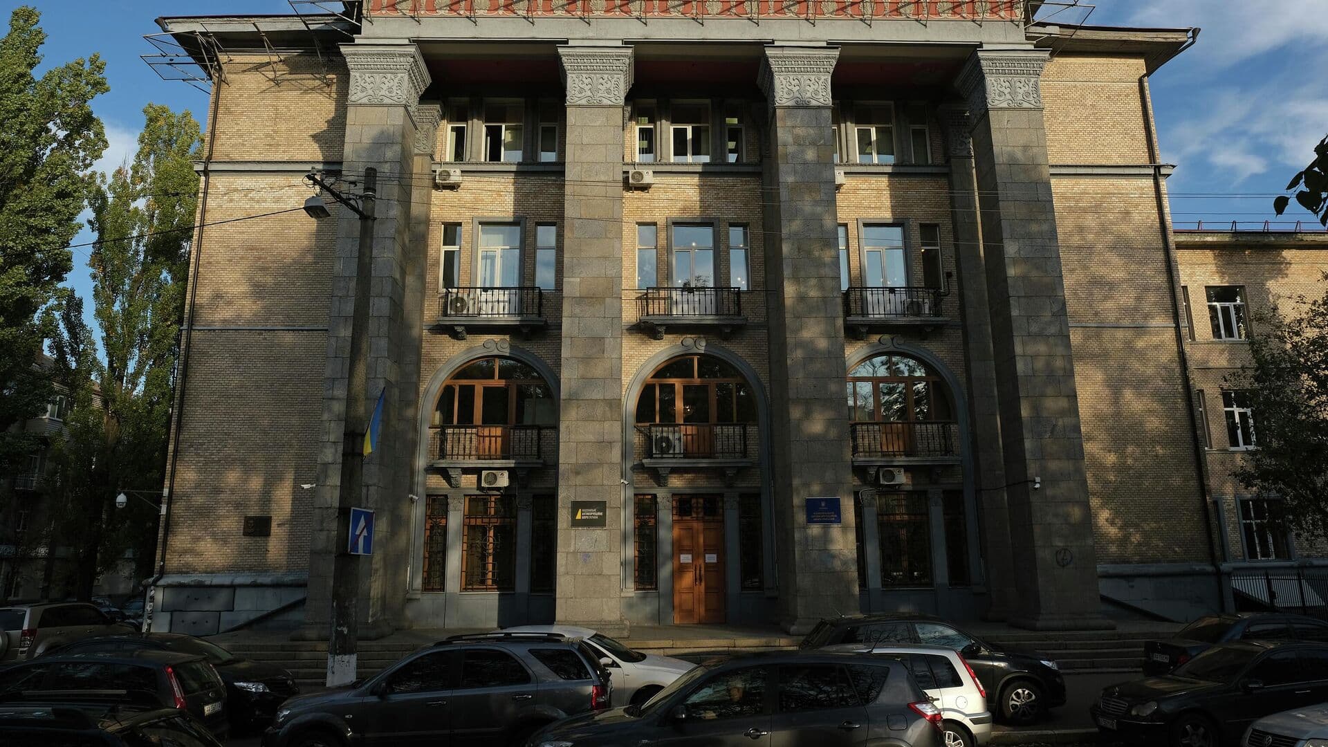 Украинский депутат и актер Юзик сбежал в Испанию сразу после допроса в НАБУ