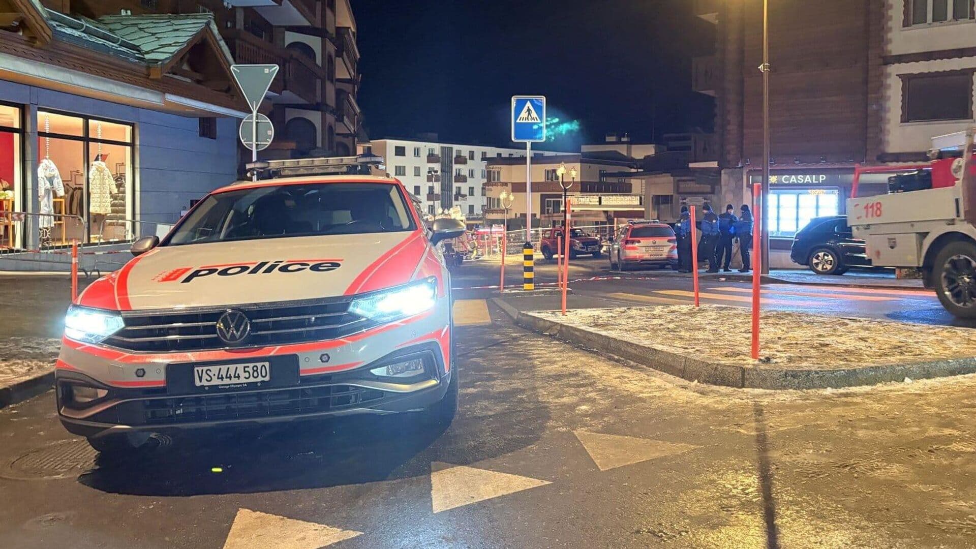 На швейцарском горнолыжном курорте из-за ветра рухнула кабина подъемника