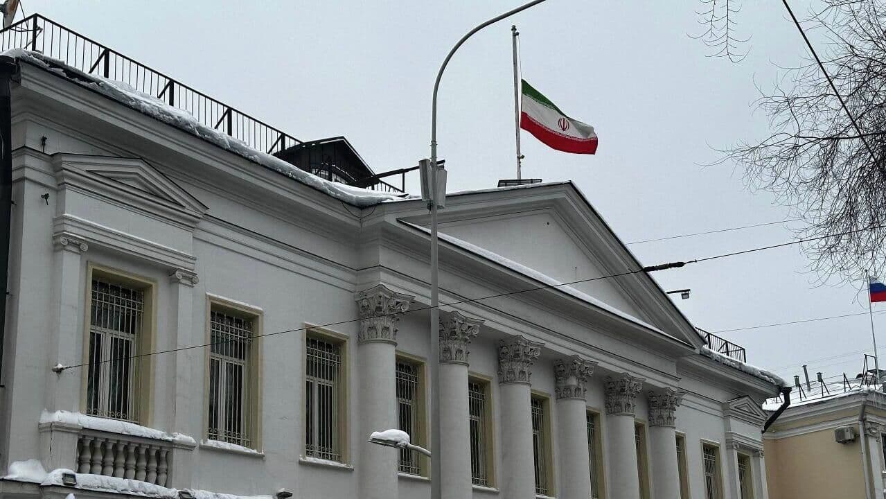 Жители Москвы несут цветы к посольству Ирана