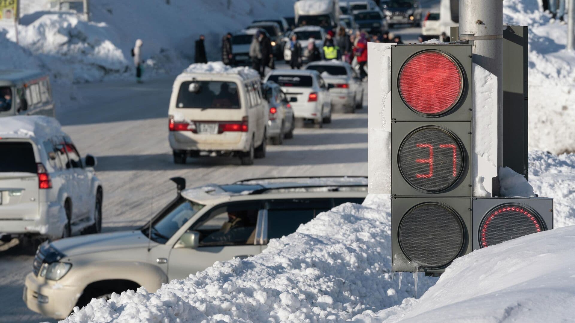 В Петропавловске-Камчатском на трассу сошла лавина