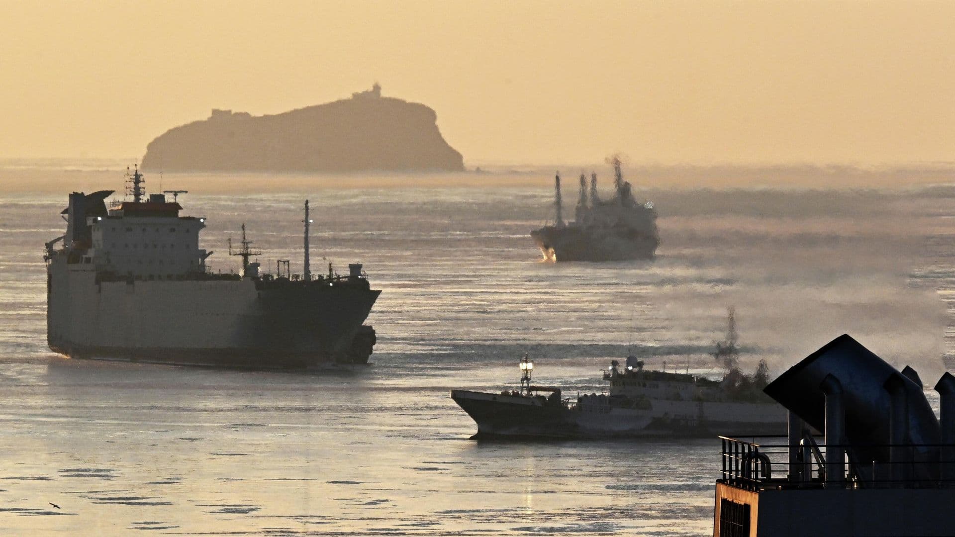 Морские суда попросили помочь в поисках пропавшего в Приморье вертолета