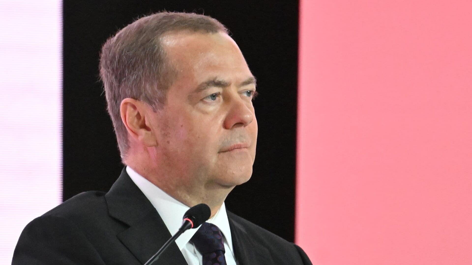 Медведев и Медведчук оценили законность вхождения Крыма и Донбасса в Россию