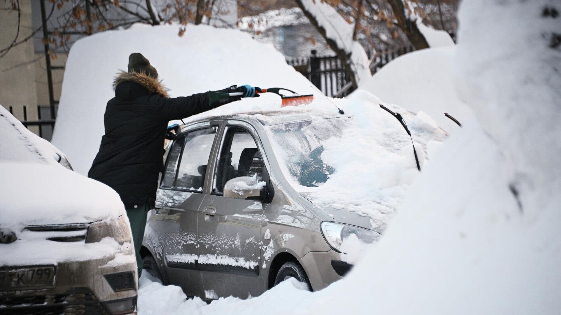Юрист предупредил о штрафах за парковку машин, мешающих уборке снега