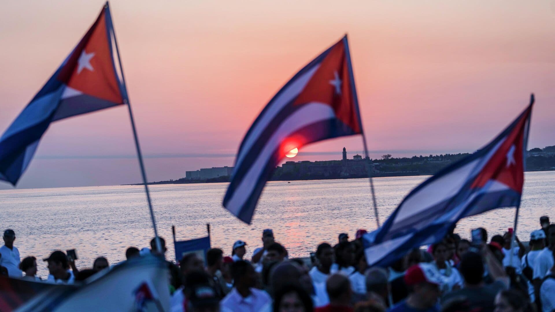 Россия работает над оказанием помощи Кубе, заявил Новак