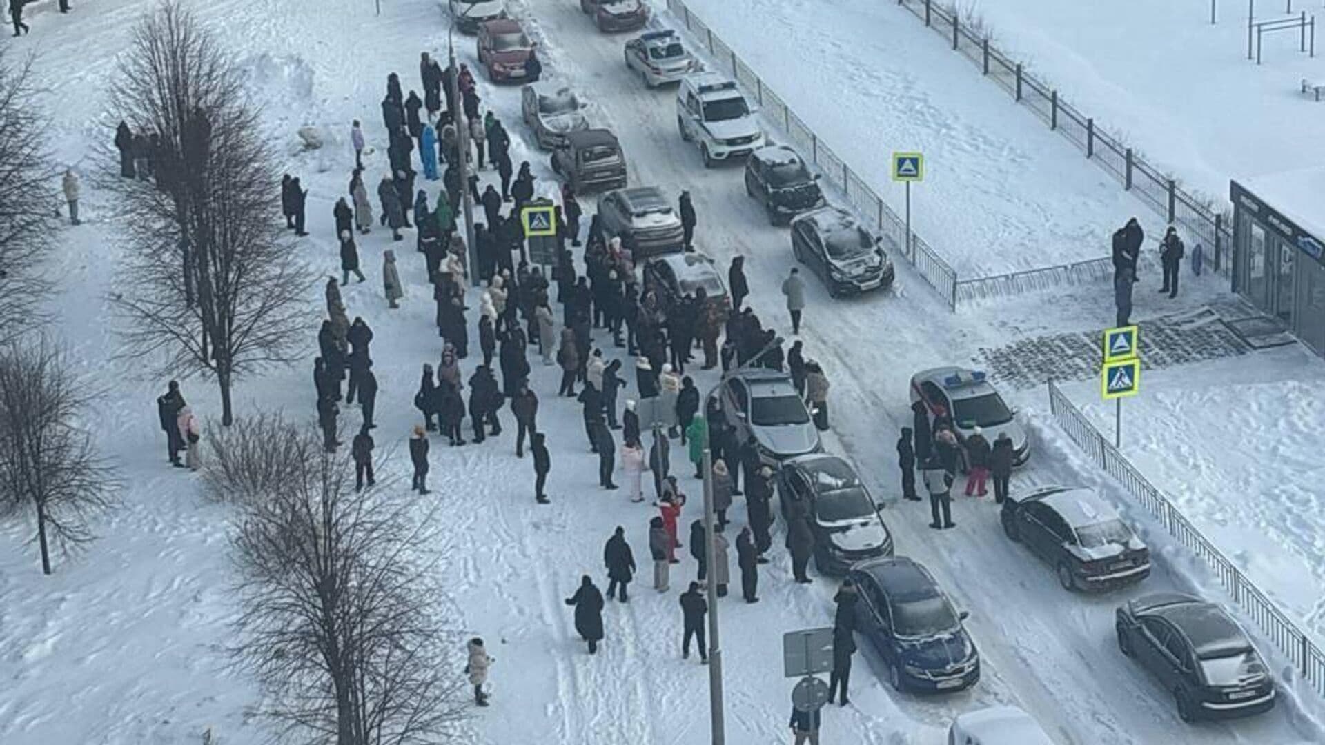 Три экипажа Росгвардии прибыли в уфимскую школу по сигналу тревожной кнопки