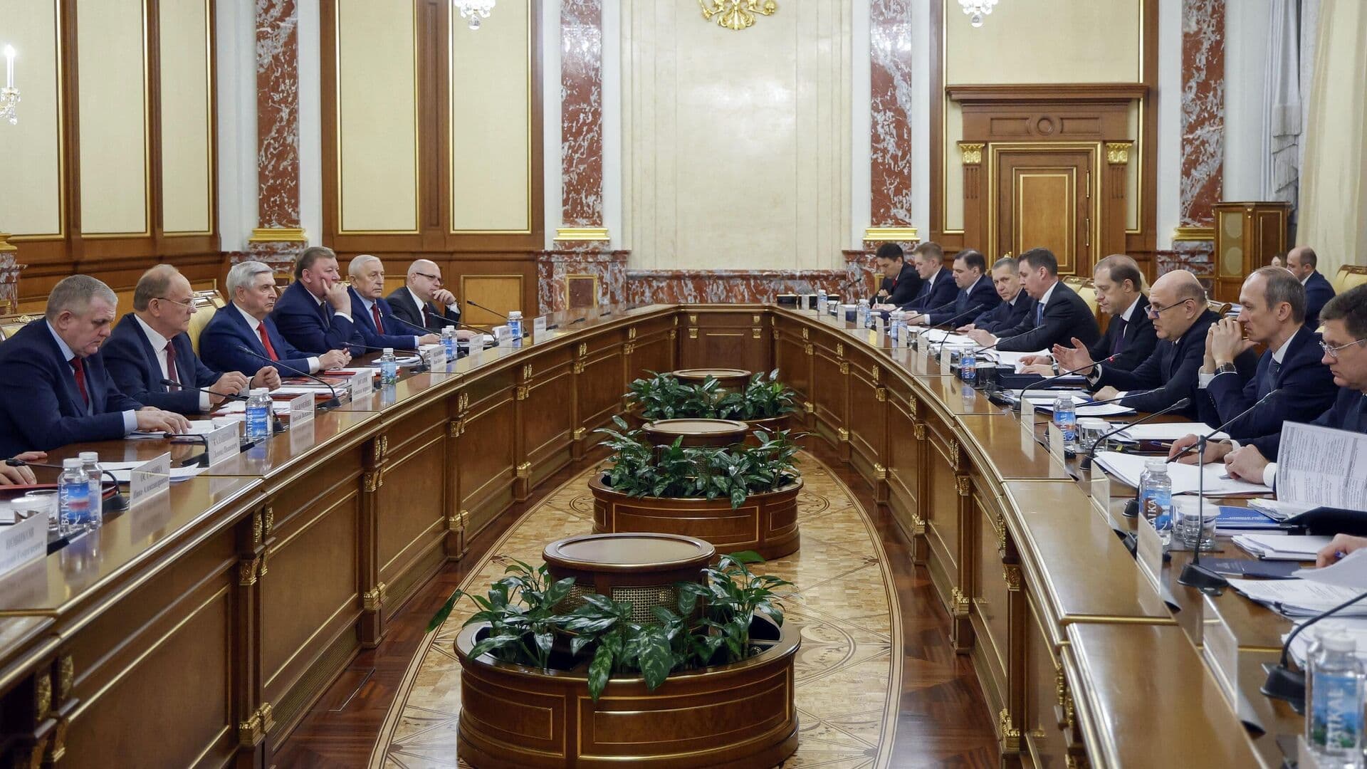 Мишустин провел встречу с депутатами фракции КПРФ