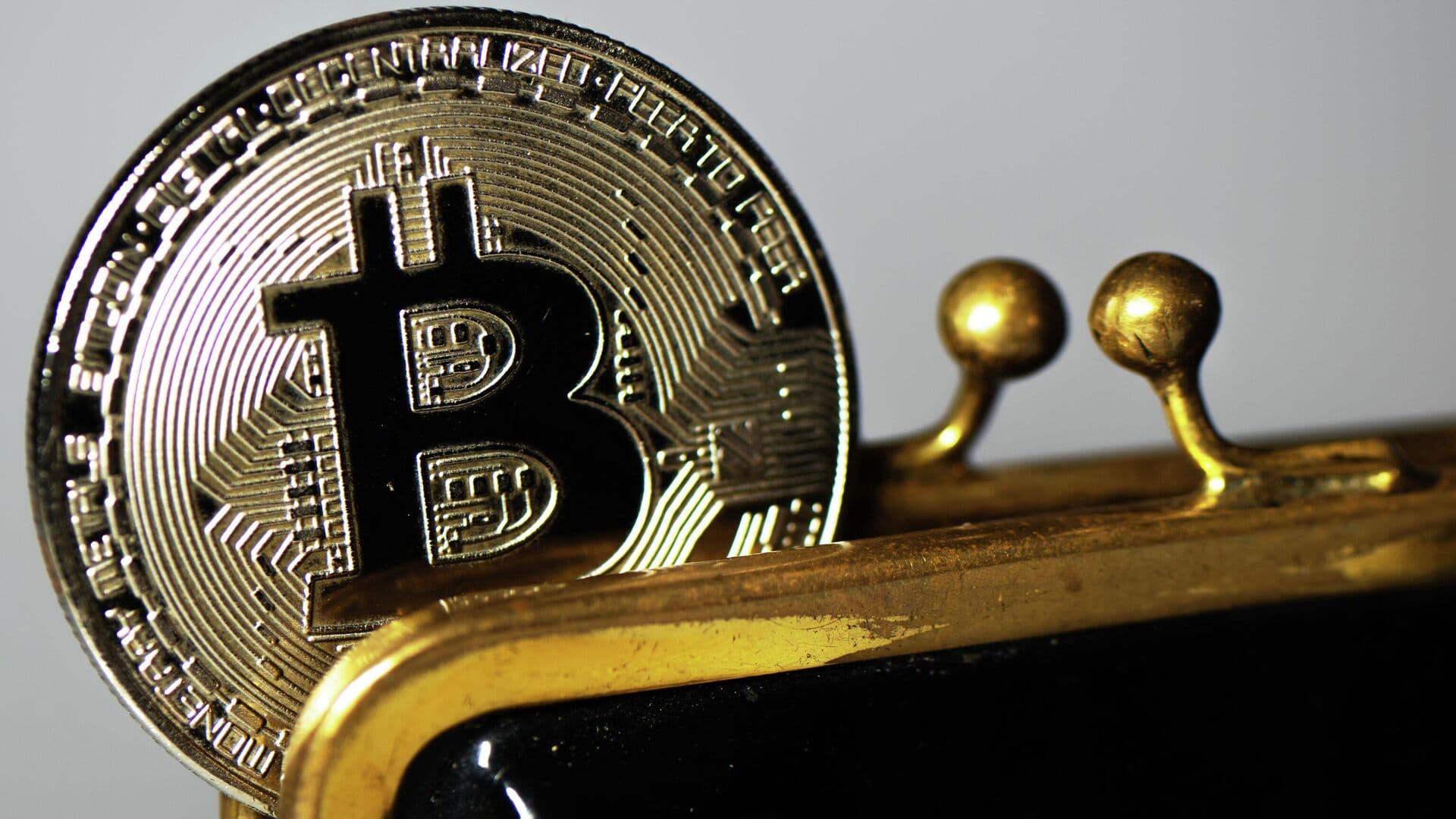 Юрист предупредил о штрафах за незаконные операции с криптовалютой