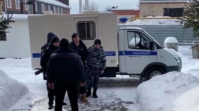 Суд арестовал мужчину, ворвавшегося с ножом в детский сад в Оренбуржье