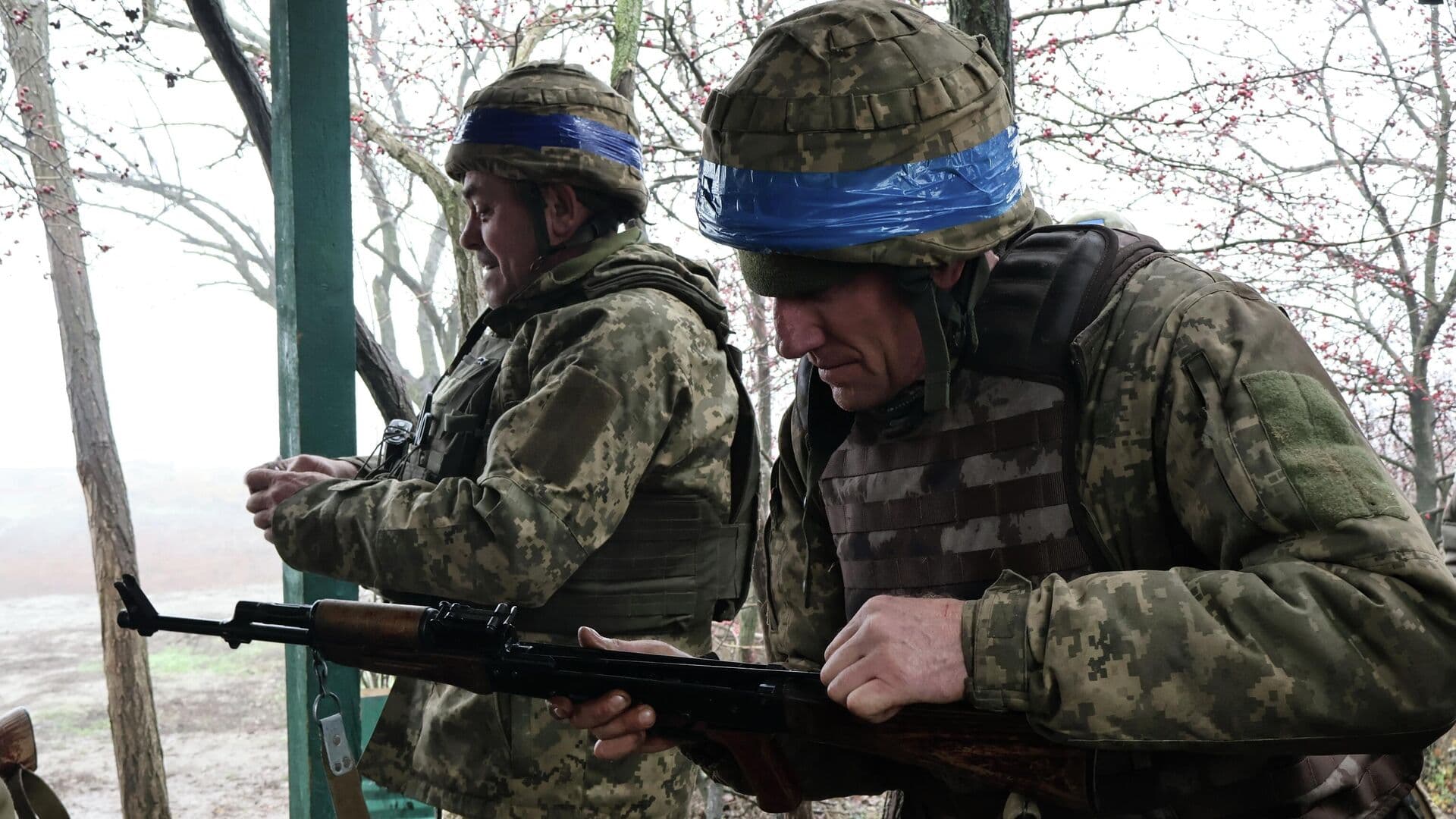 Боевик ВСУ в гражданской одежде выдал себя синим скотчем в Красноармейске