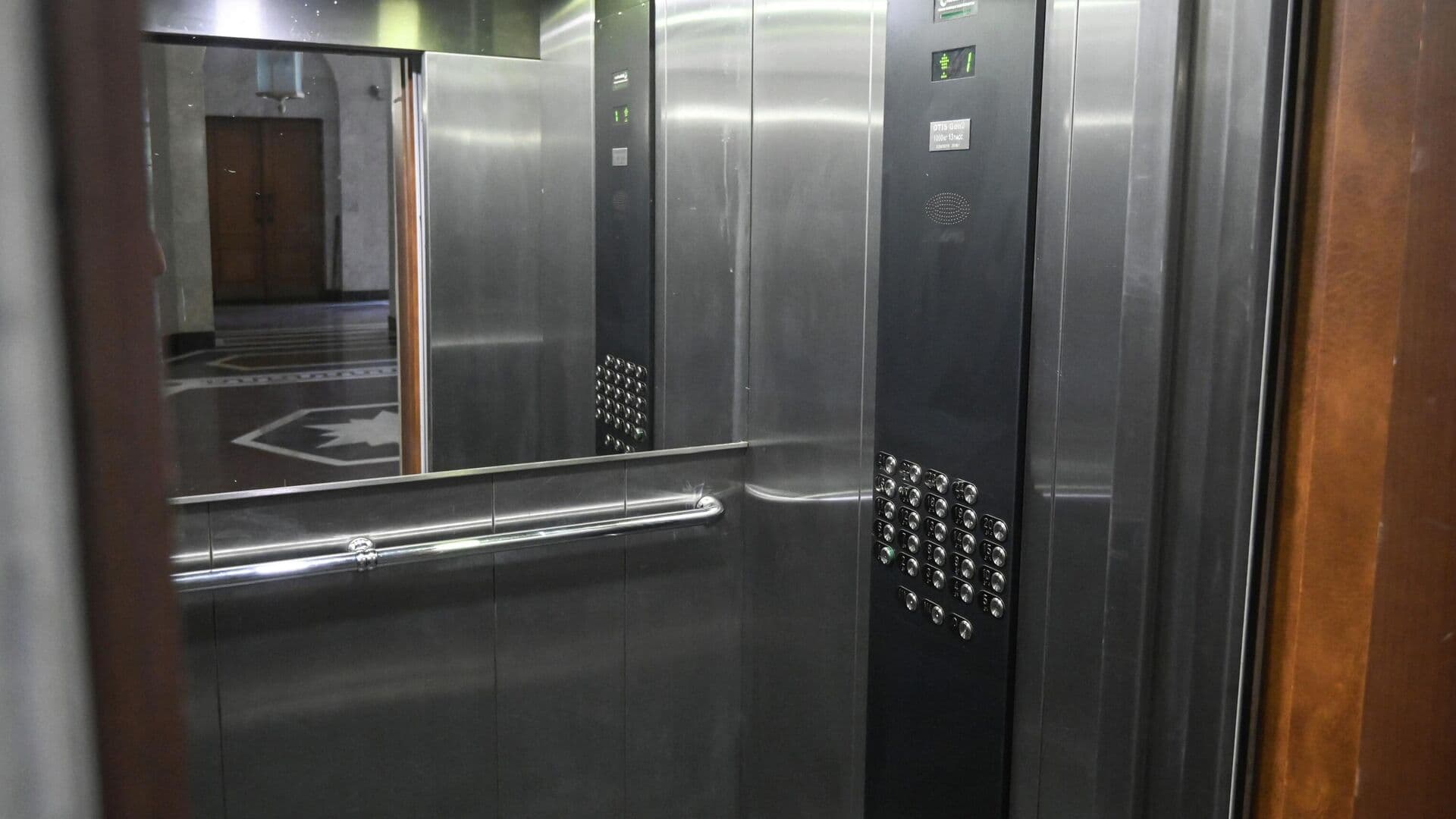 В Уфе начали проверку после инцидента с лифтом, чуть не задавившим человека