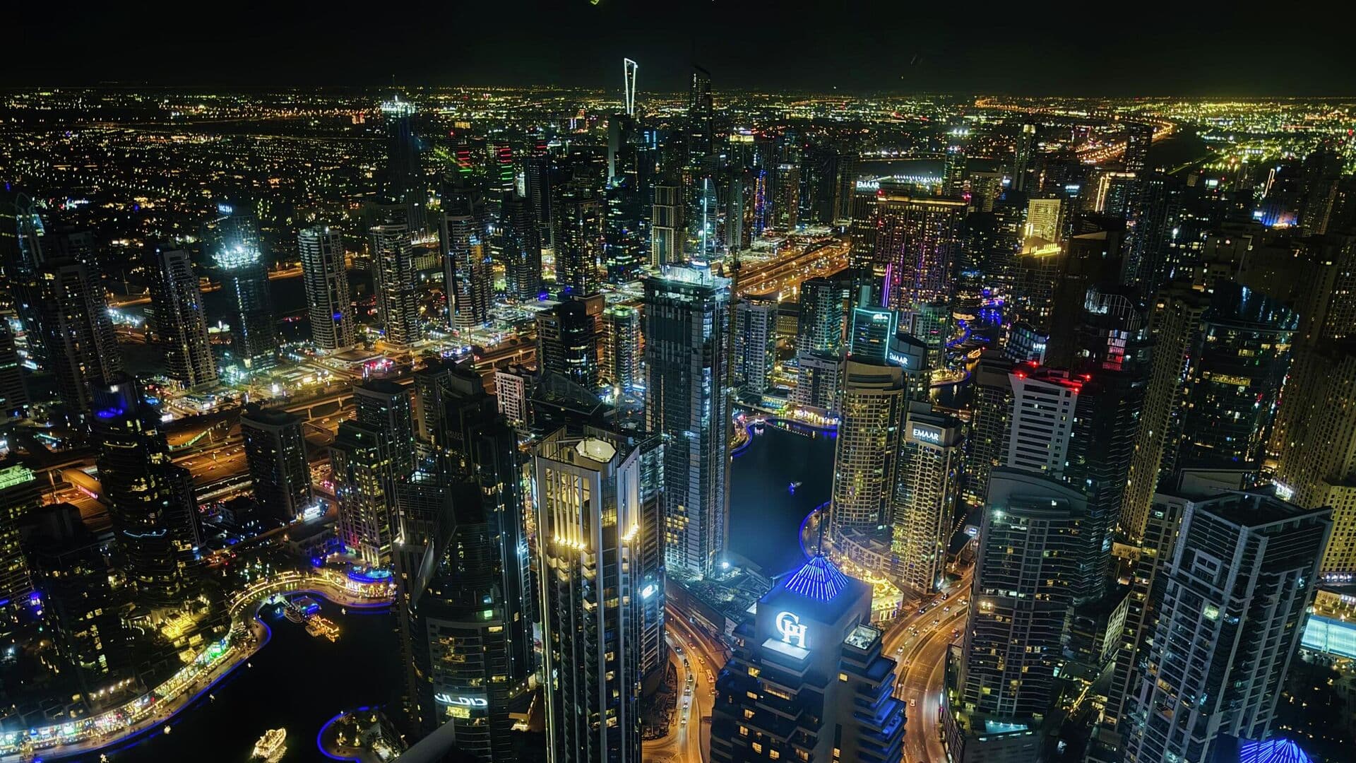 В Дубае после падения обломков произошел незначительный инцидент