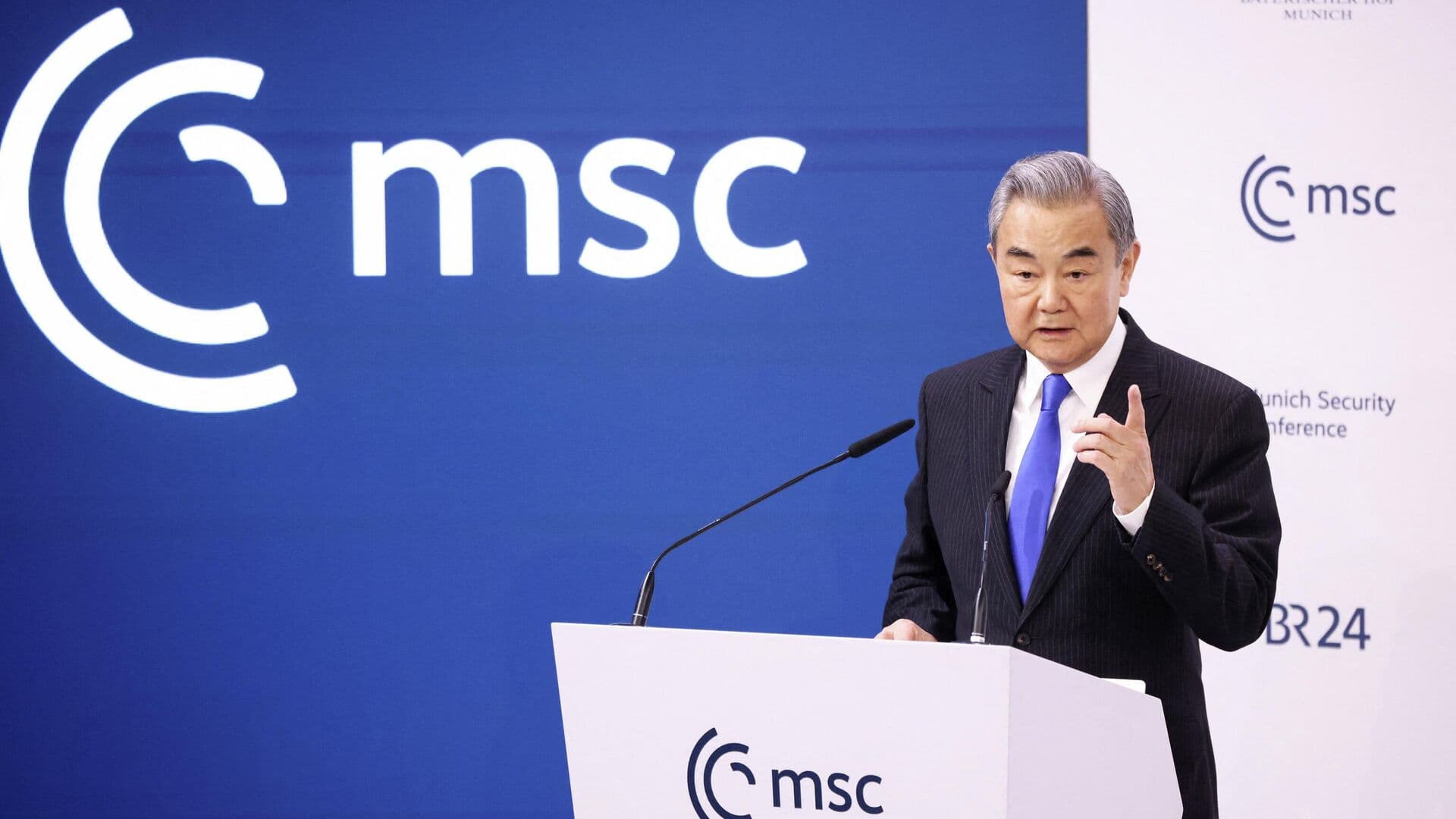 Ван И призвал уважать суверенитет Ирана и других стран Персидского залива