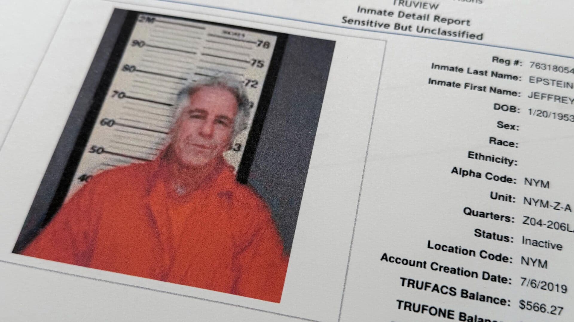 Эпштейн прятал фотографии и компьютеры в разных тайниках в США, пишут СМИ
