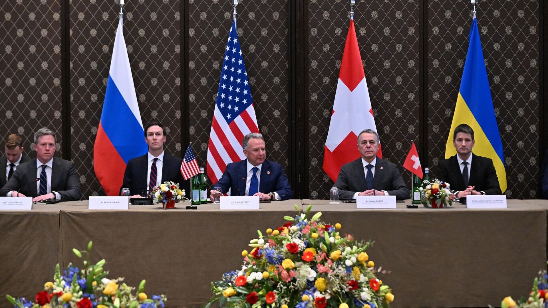 В переговорах по Украине перерыв по понятным причинам, заявил Ушаков