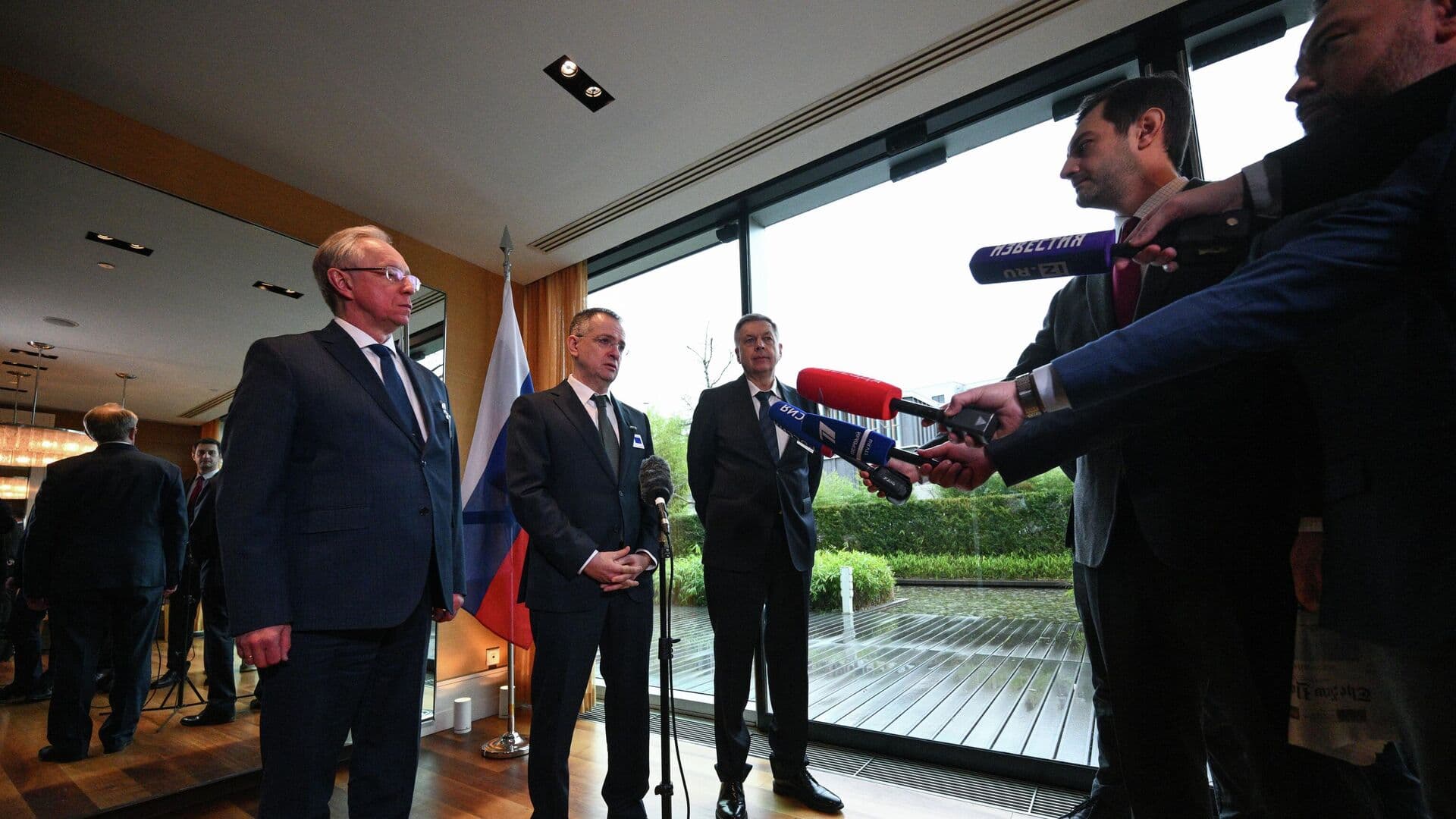 Карасин оценил желание членов переговоров в Женеве не озвучивать их детали