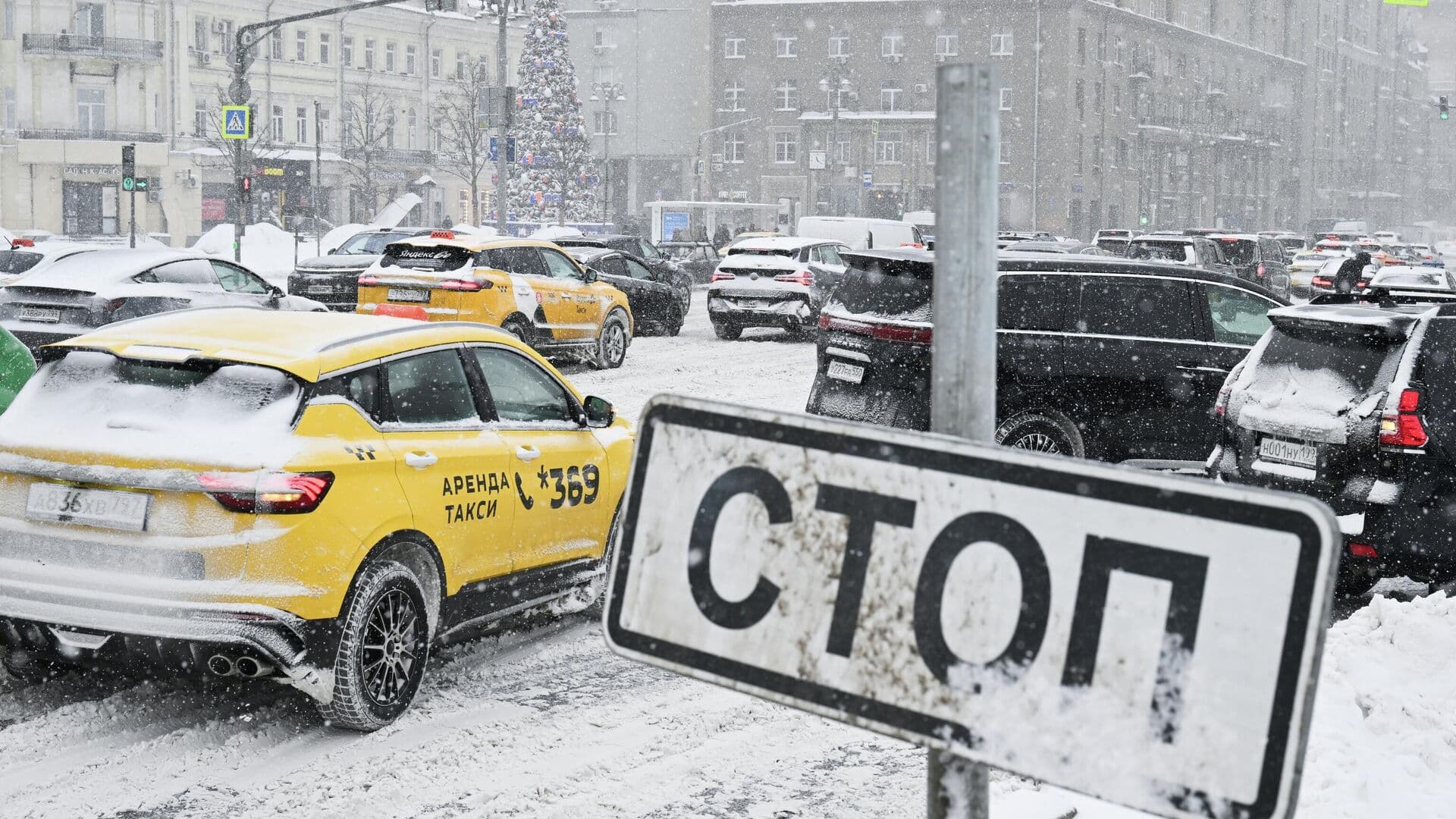 В центре Москвы перекрыли движение на некоторых улицах