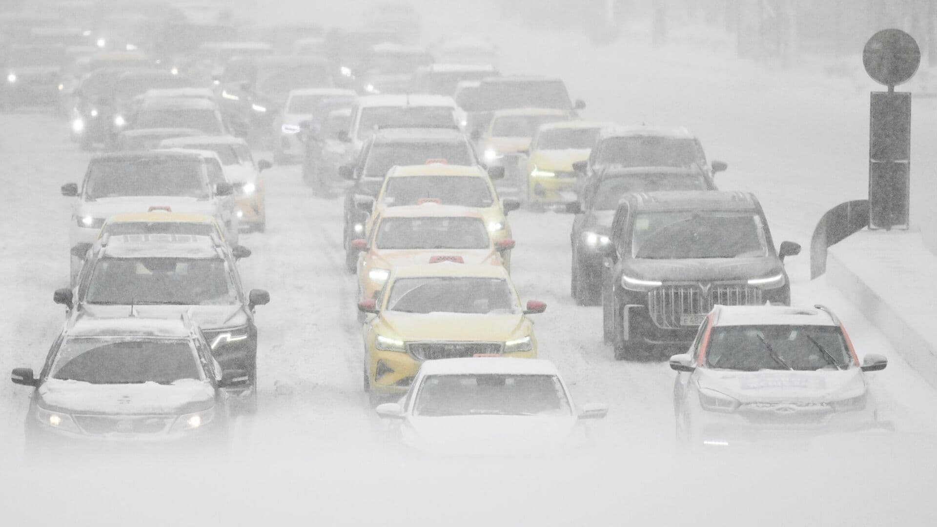 Путин поручил ускорить разработку критериев для передачи дорог регионам