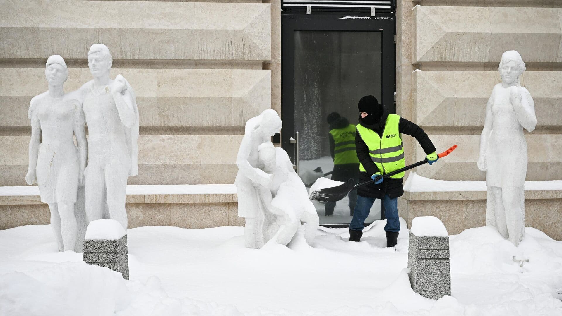 Синоптик рассказал о рекордной высоте сугробов в Москве