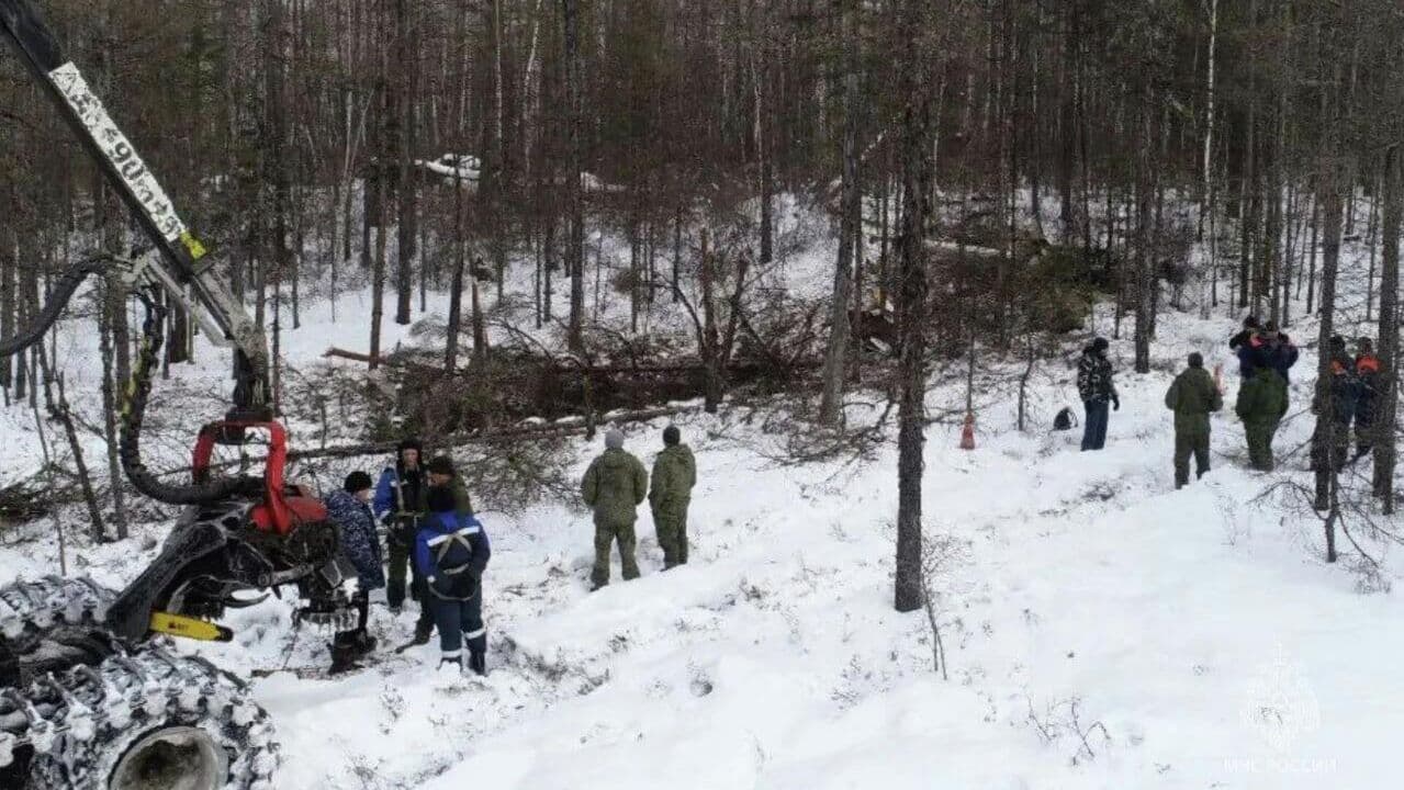 На месте крушения вертолета в Амурской области нашли телефон пилота