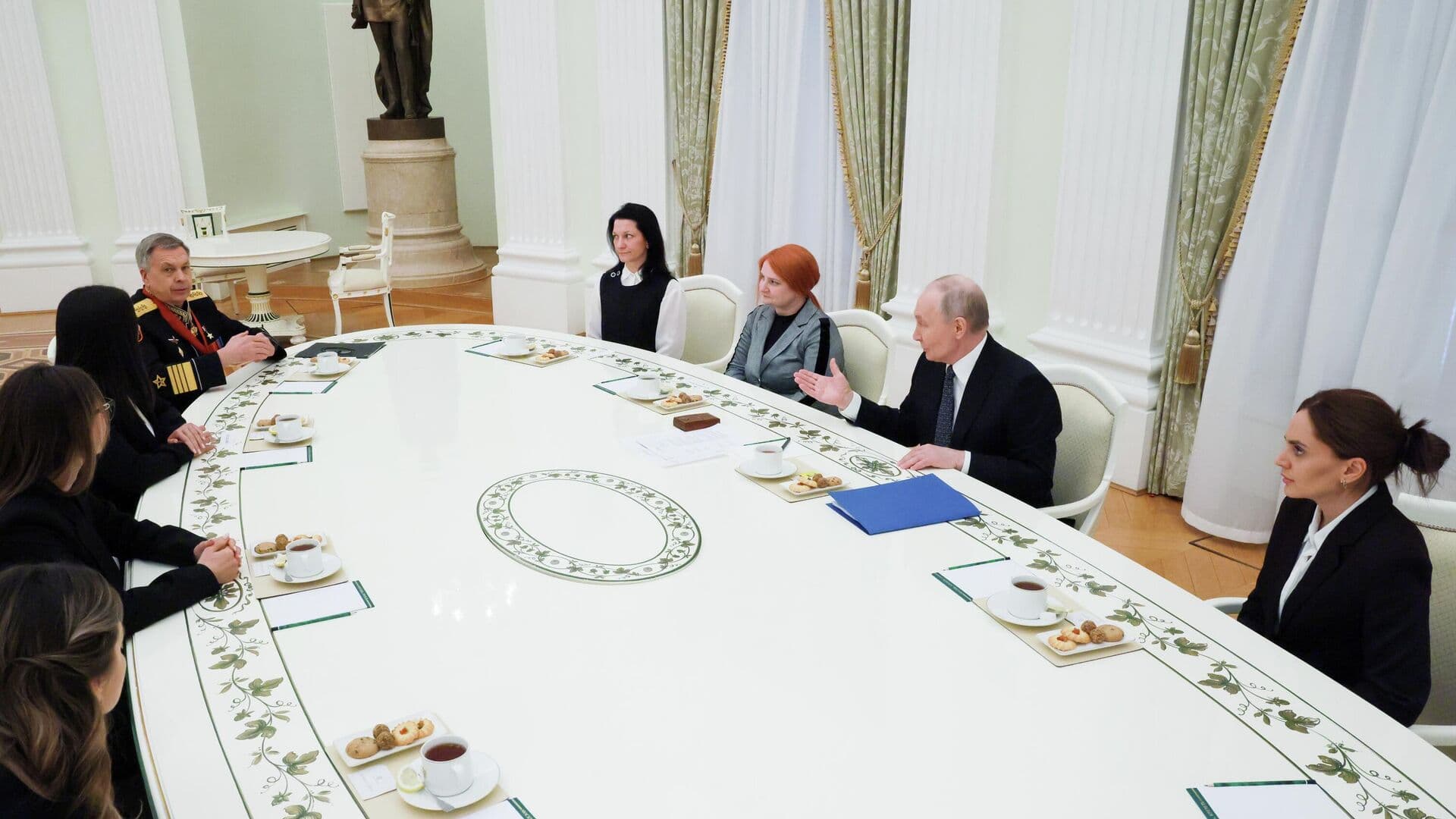 Костюков принял участие во встрече Путина с вдовами погибших спецназовцев