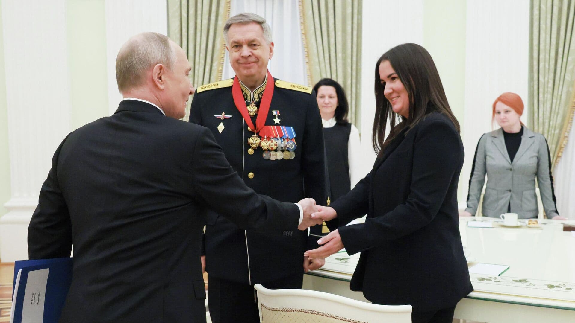 Путин предложил обсудить меры поддержки для детей погибших военных