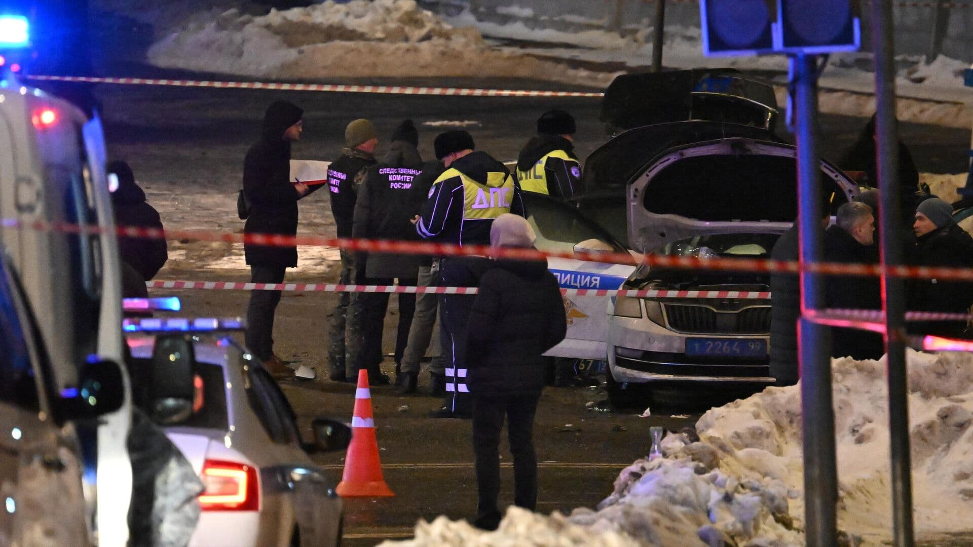 Служебную машину, поврежденную взрывом у Савеловского вокзала, эвакуировали