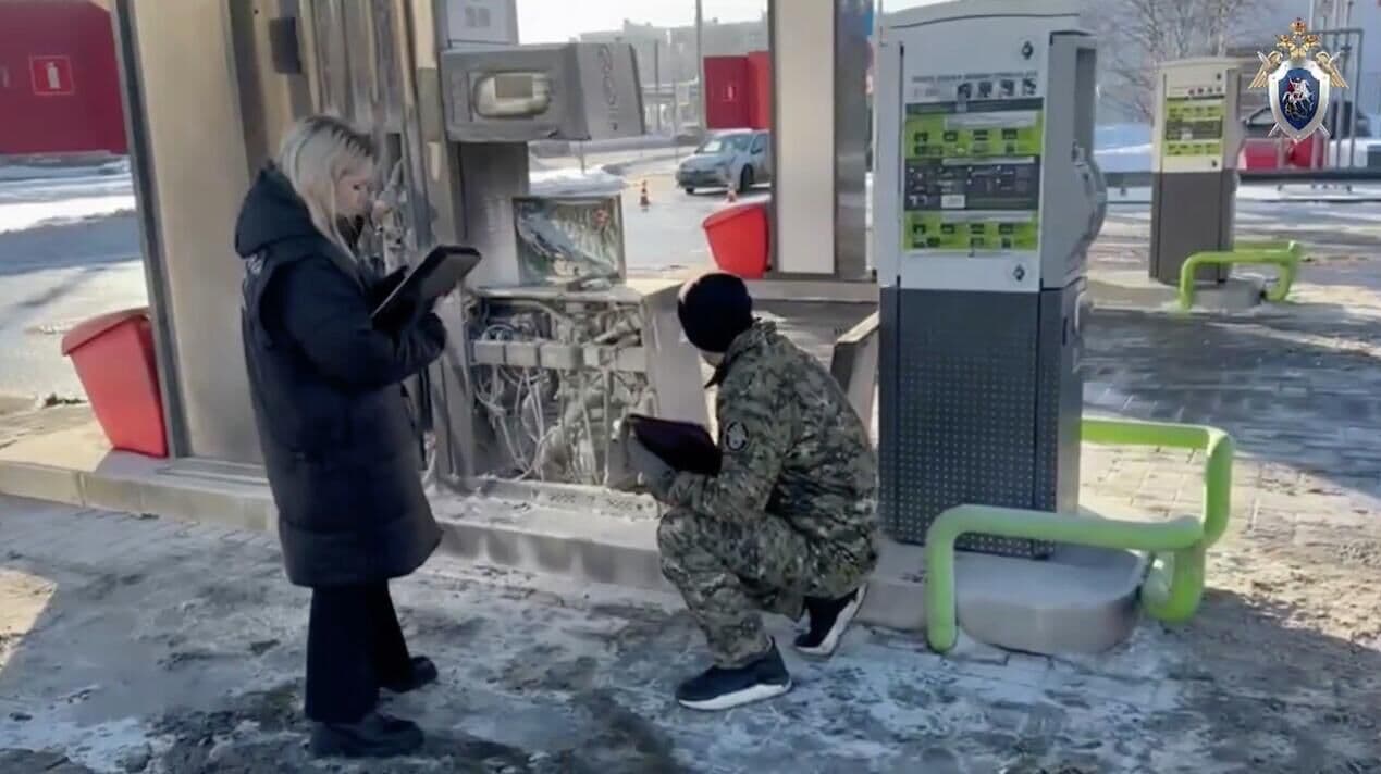 Девушку, поджегшую топливную колонку в Петербурге, отправили в СИЗО