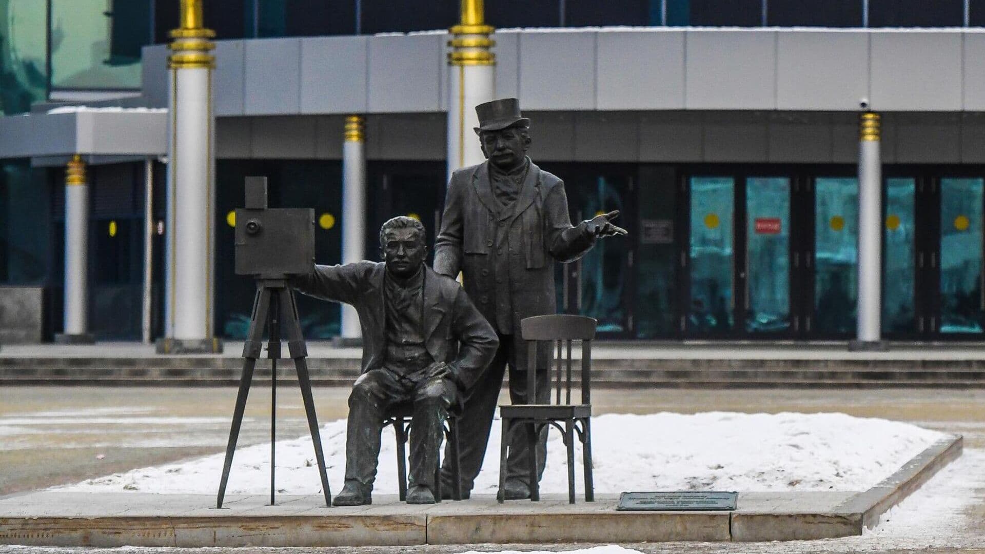 В Екатеринбурге вандалы напали на памятник братьям Люмьер