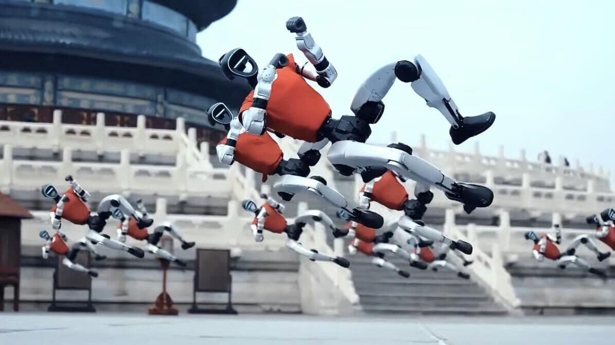 В Пекине роботы-гуманоиды устроили шоу боевых искусств у Храма Неба