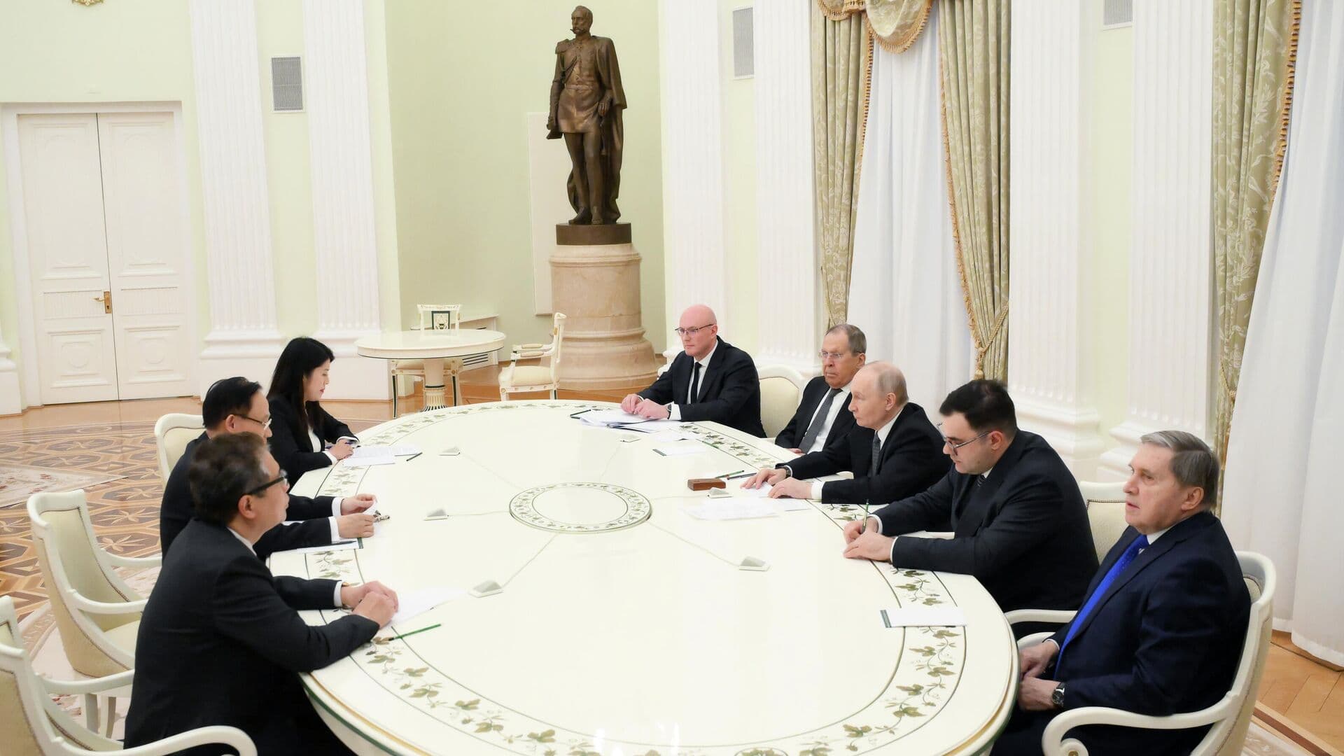 Путин принял в Кремле главу МИД Вьетнама